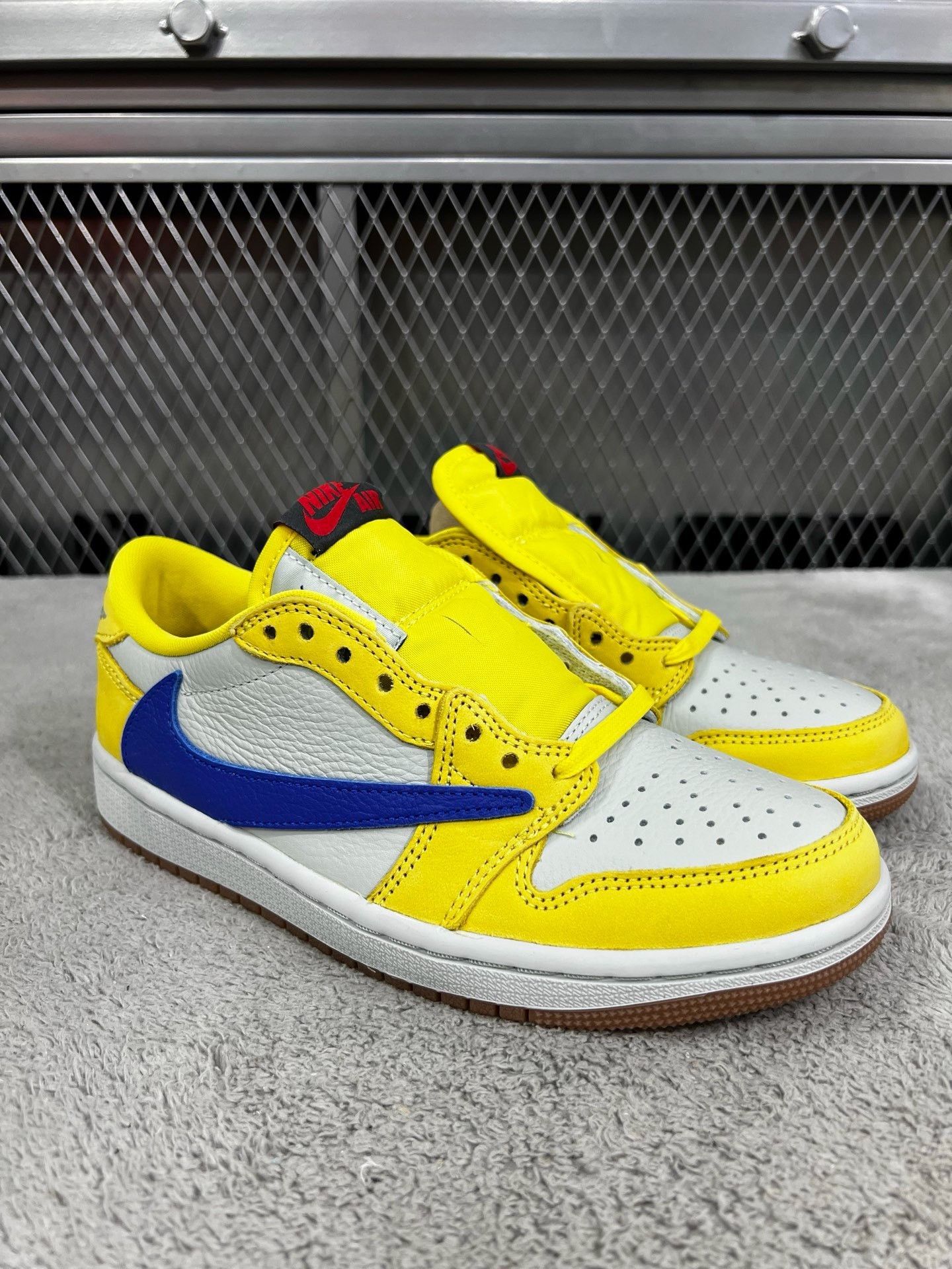Jordan Brand Travis Scott x Air Jordan 1 Low Canary Size 5 Size US 5.5 / IT 35.5 - 4 Thumbnail