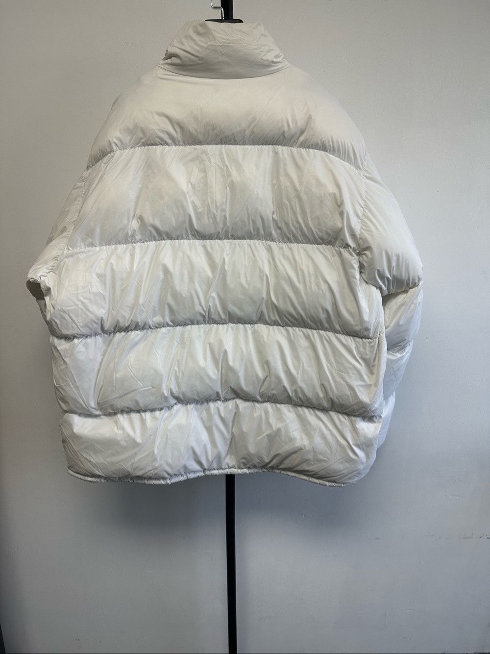 Balenciaga White Puffer Jacket in Size S Size US S / EU 44-46 / 1 - 2 Thumbnail