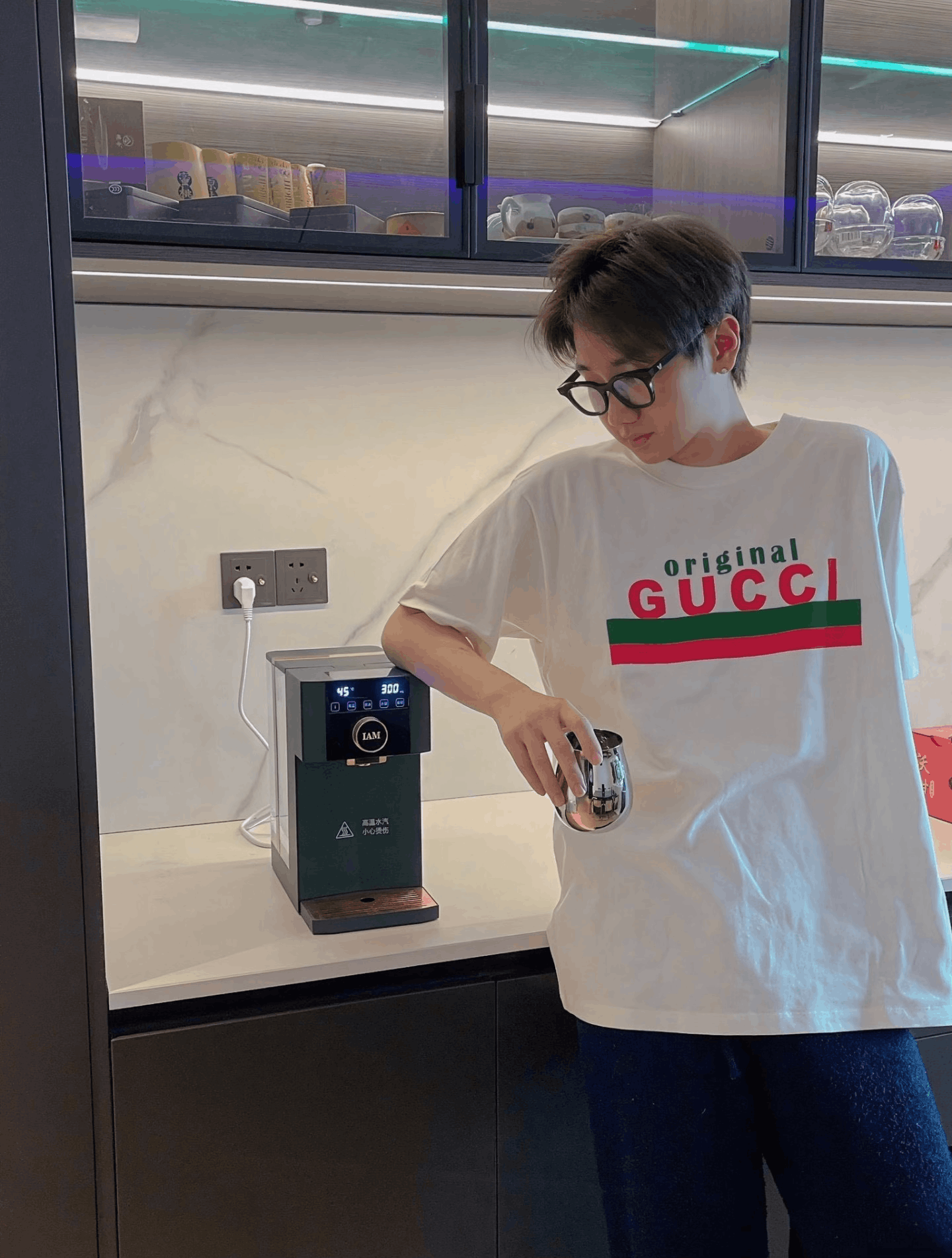 Gucci Gucci Red Green Stripe Logo Short Sleeve T-shirt Size US L / EU 52-54 / 3 - 5 Thumbnail