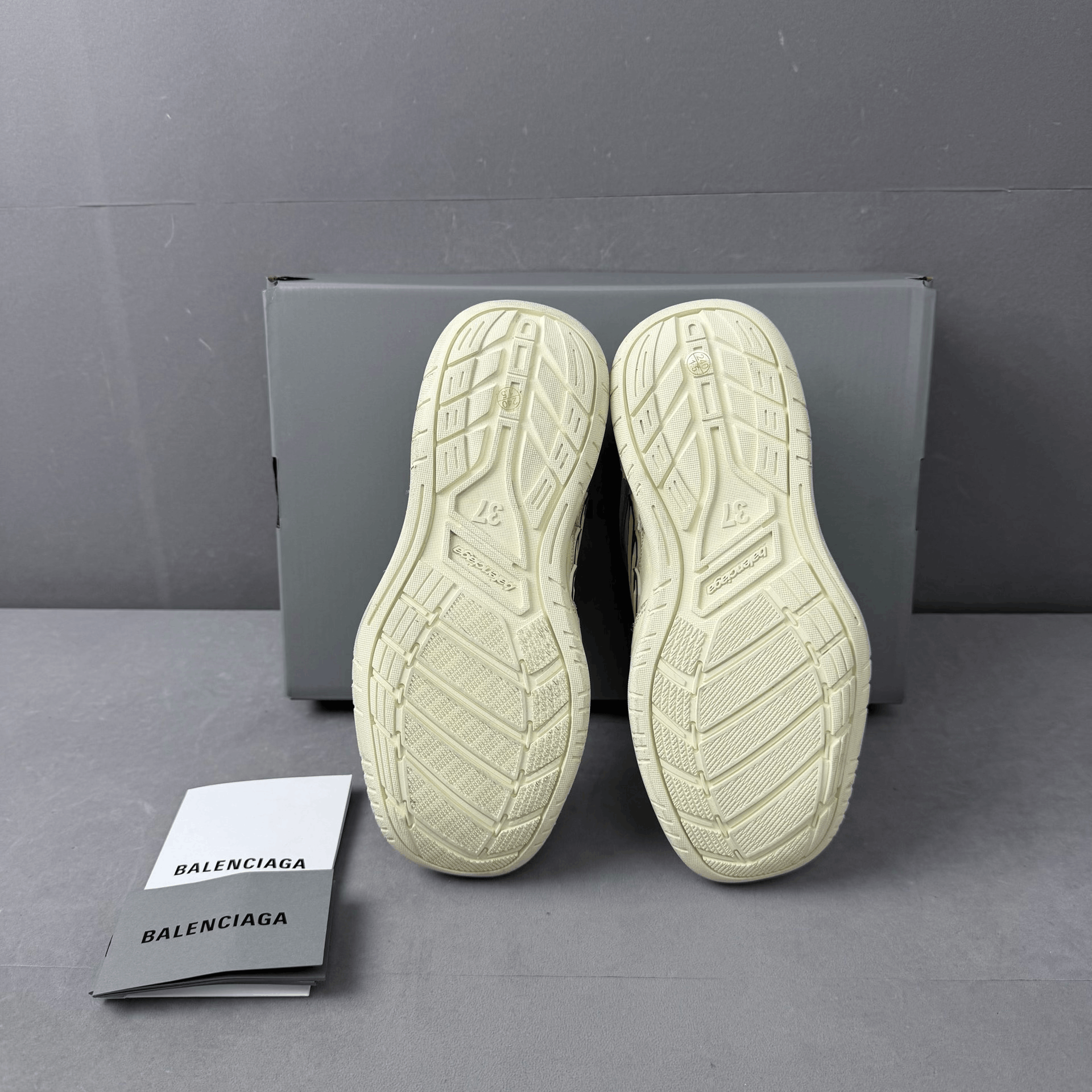 Balenciaga Balenciaga Hamptons Worn-Out Sneakers Size US 6 / IT 36 - 5 Thumbnail
