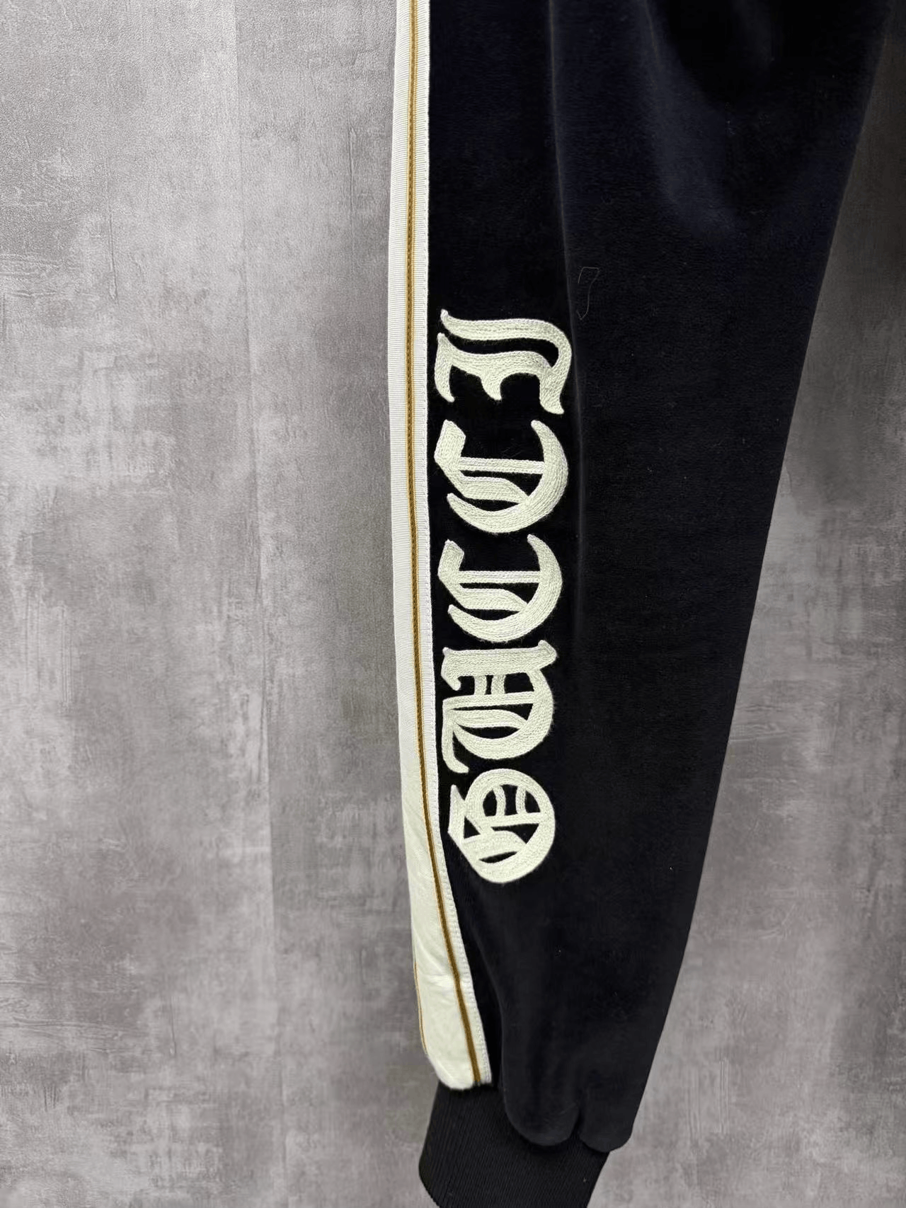 Gucci Gucci Embroidered Sanskrit Velvet Sweatpants Size US 26 / EU 42 - 2 Thumbnail