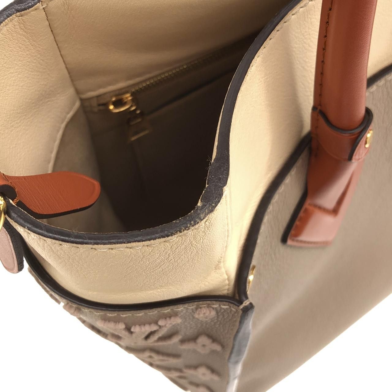 Louis Vuitton Louis Vuitton Louis Vuitton On My Side Calf Leather Bag Leather Tote Bag M53825 DUTY FREE for USA Size ONE SIZE - 7 Thumbnail