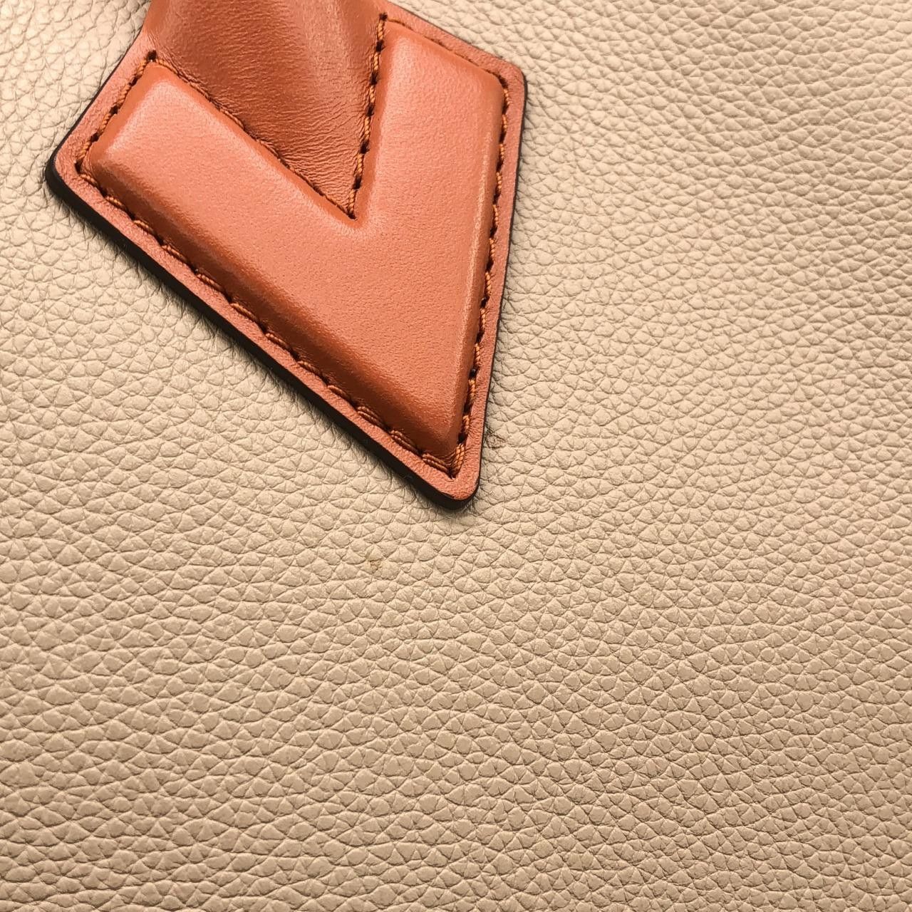 Louis Vuitton Louis Vuitton Louis Vuitton On My Side Calf Leather Bag Leather Tote Bag M53825 DUTY FREE for USA Size ONE SIZE - 6 Thumbnail