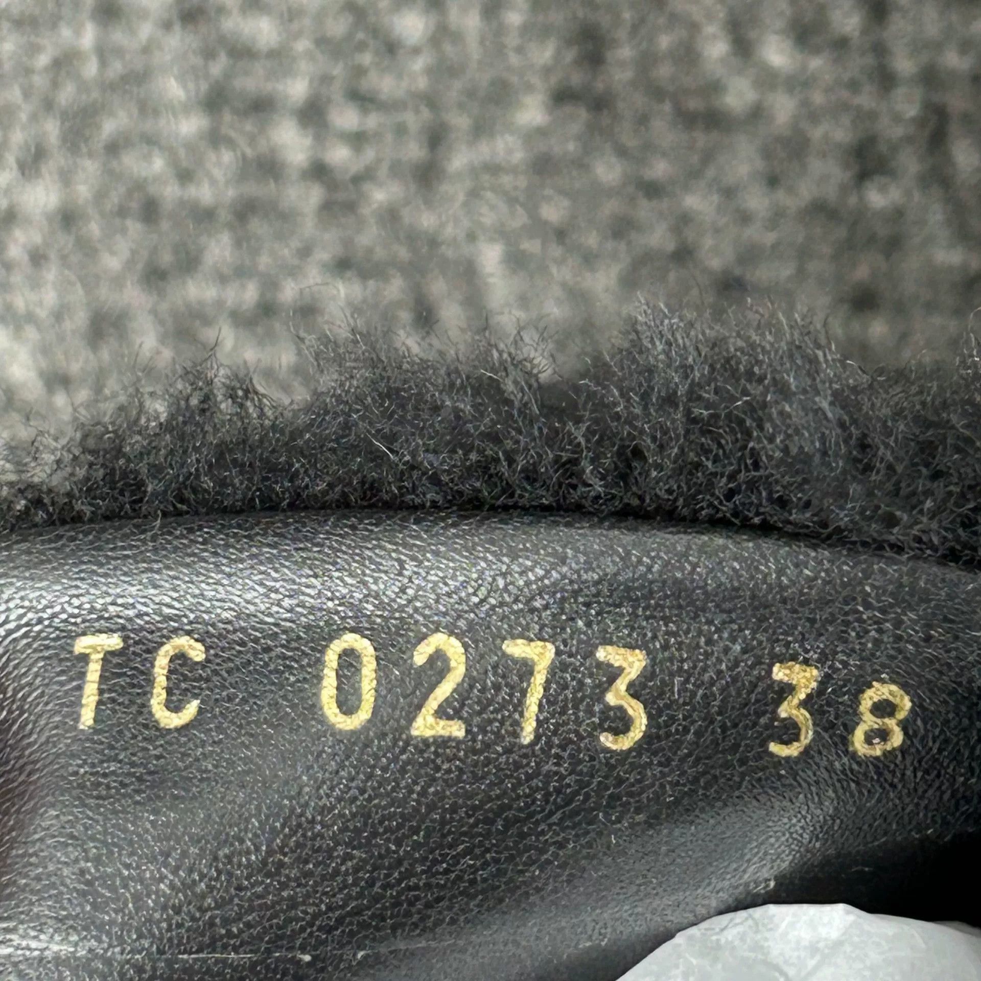Louis Vuitton Louis Vuitton Black Fur Slippers Size US 7 / IT 37 - 7 Thumbnail