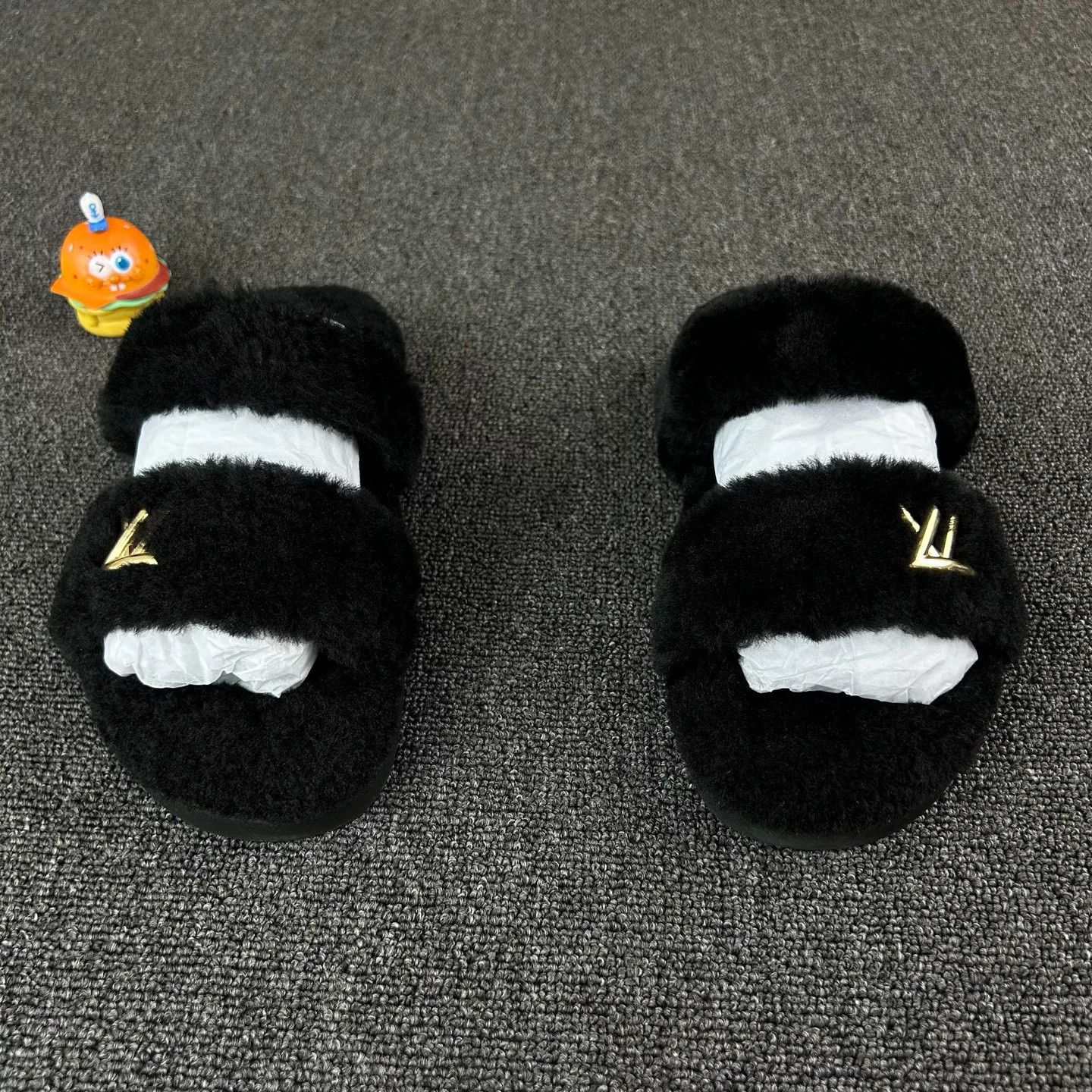 Louis Vuitton Louis Vuitton Black Fur Slippers Size US 7 / IT 37 - 2 Thumbnail