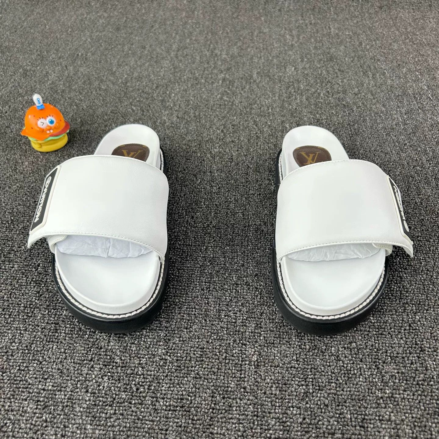 Louis Vuitton Louis Vuitton White Slippers Size US 6 / IT 36 - 2 Thumbnail