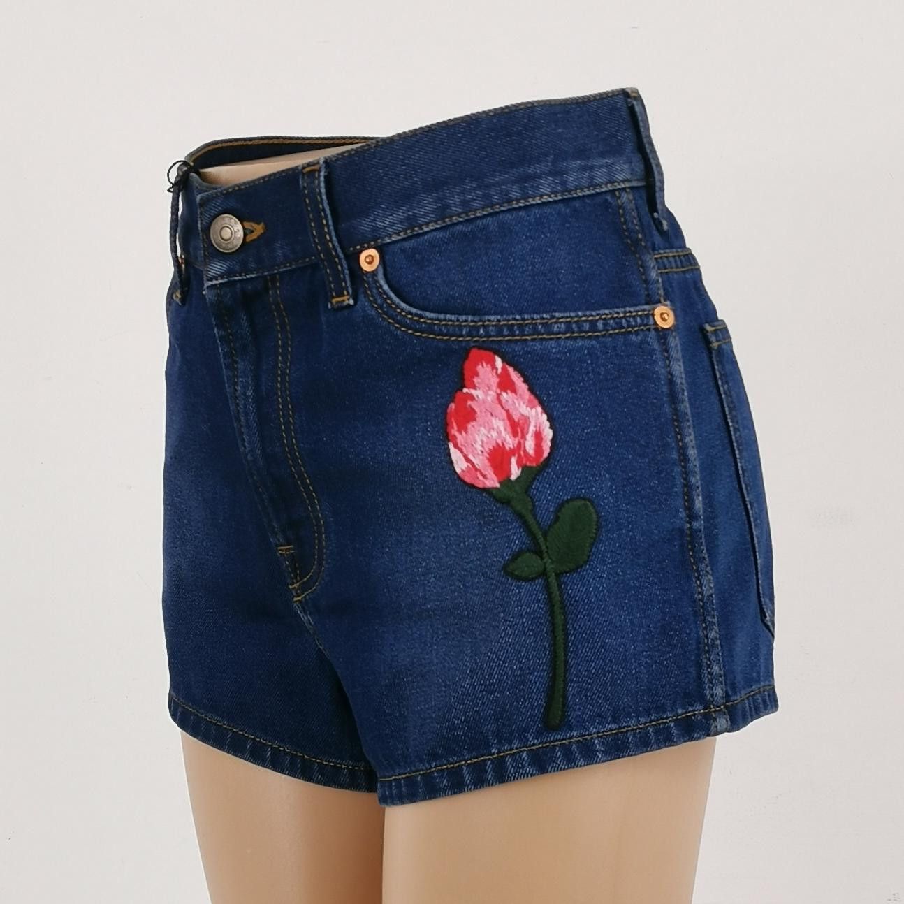Gucci Gucci Floral Embroidered Denim Shorts Size 27 Size 27" / US 4 / IT 40 - 2 Thumbnail