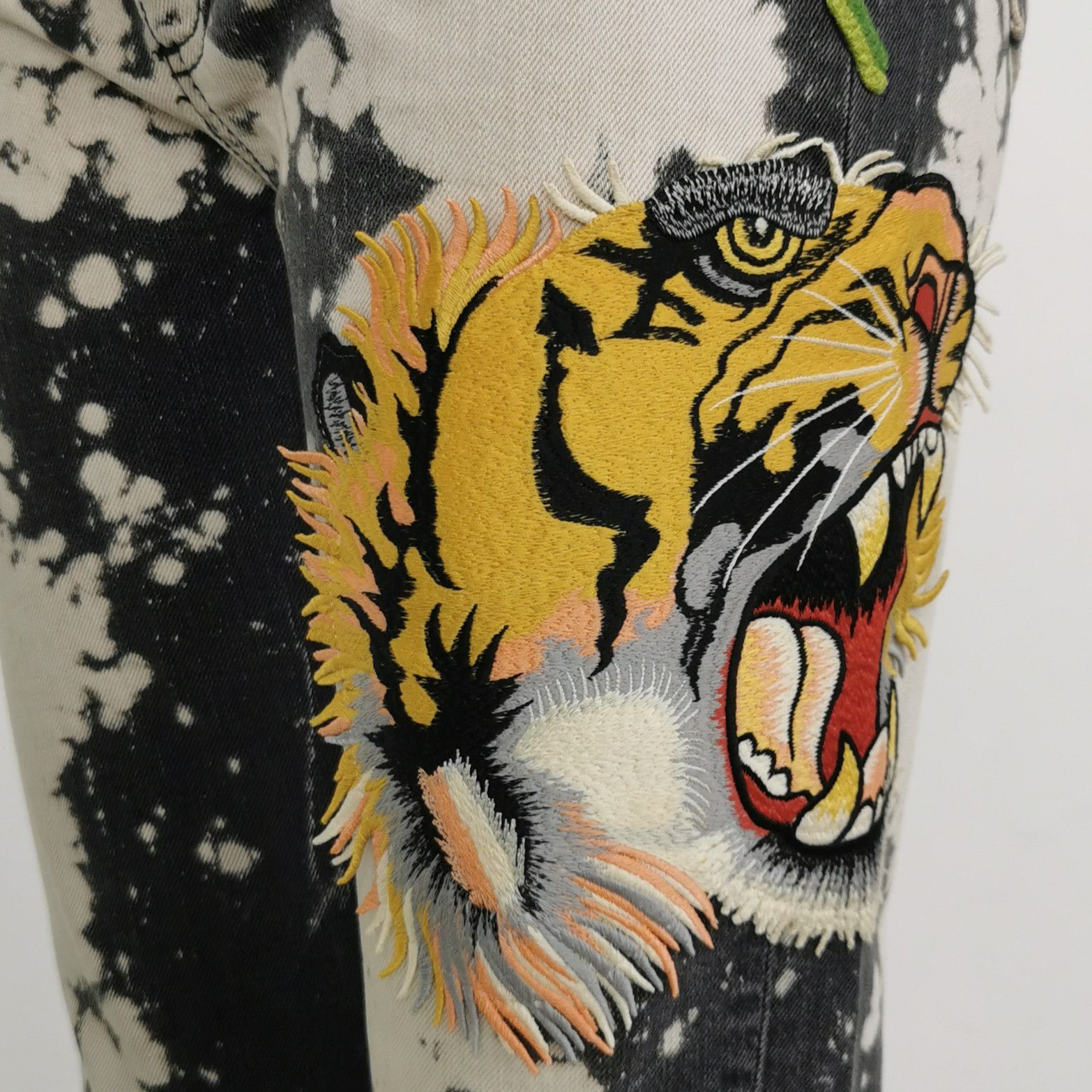 Gucci Gucci Tiger Embroidered Tie-Dye Jeans Size 24 Size 24" / US 00 / IT 34 - 3 Thumbnail