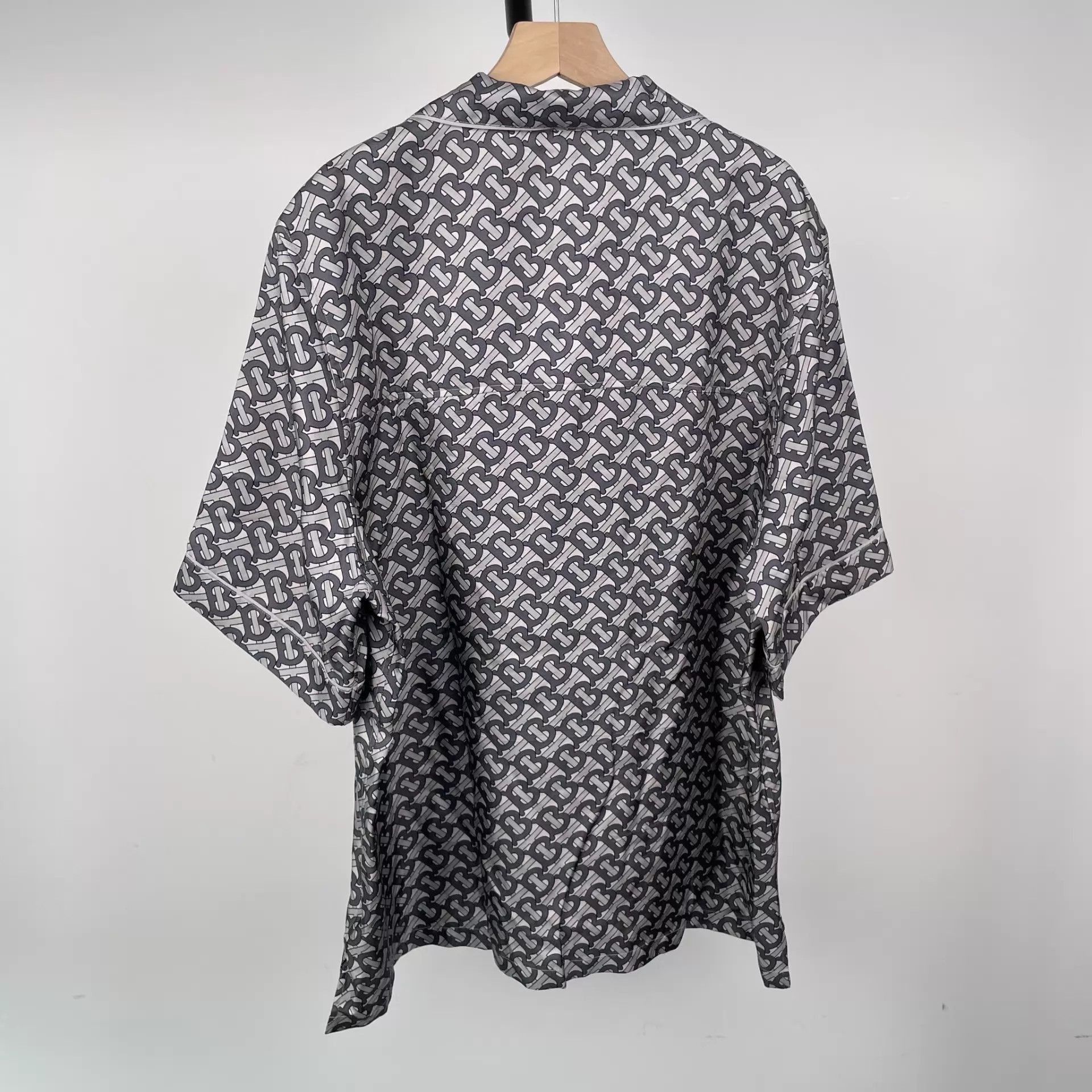 Burberry Elegant Gray Silk Short Sleeve Shirt Size US L / EU 52-54 / 3 - 2 Thumbnail