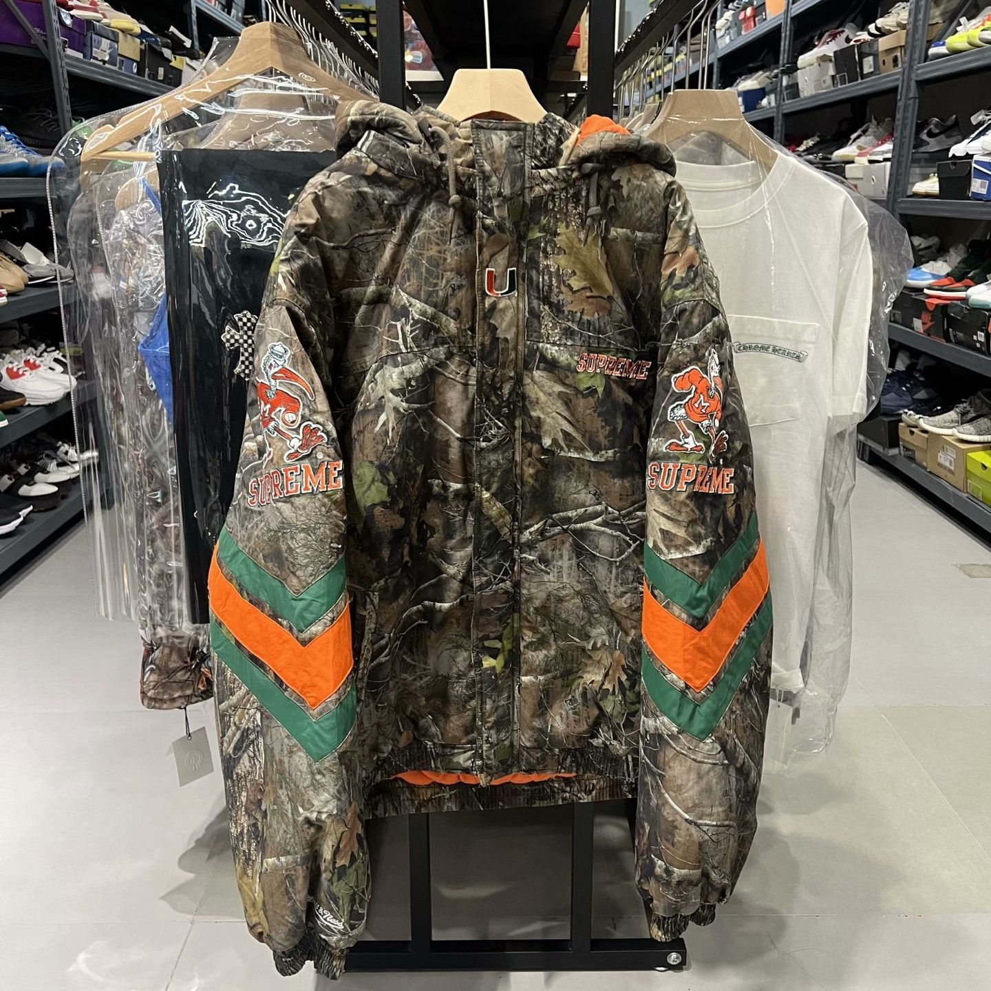 Mitchell & Ness × Supreme Supreme x Mitchell & Ness Camo Puffer Jacket Size XXL Size US XXL / EU 58 / 5 - 2 Thumbnail