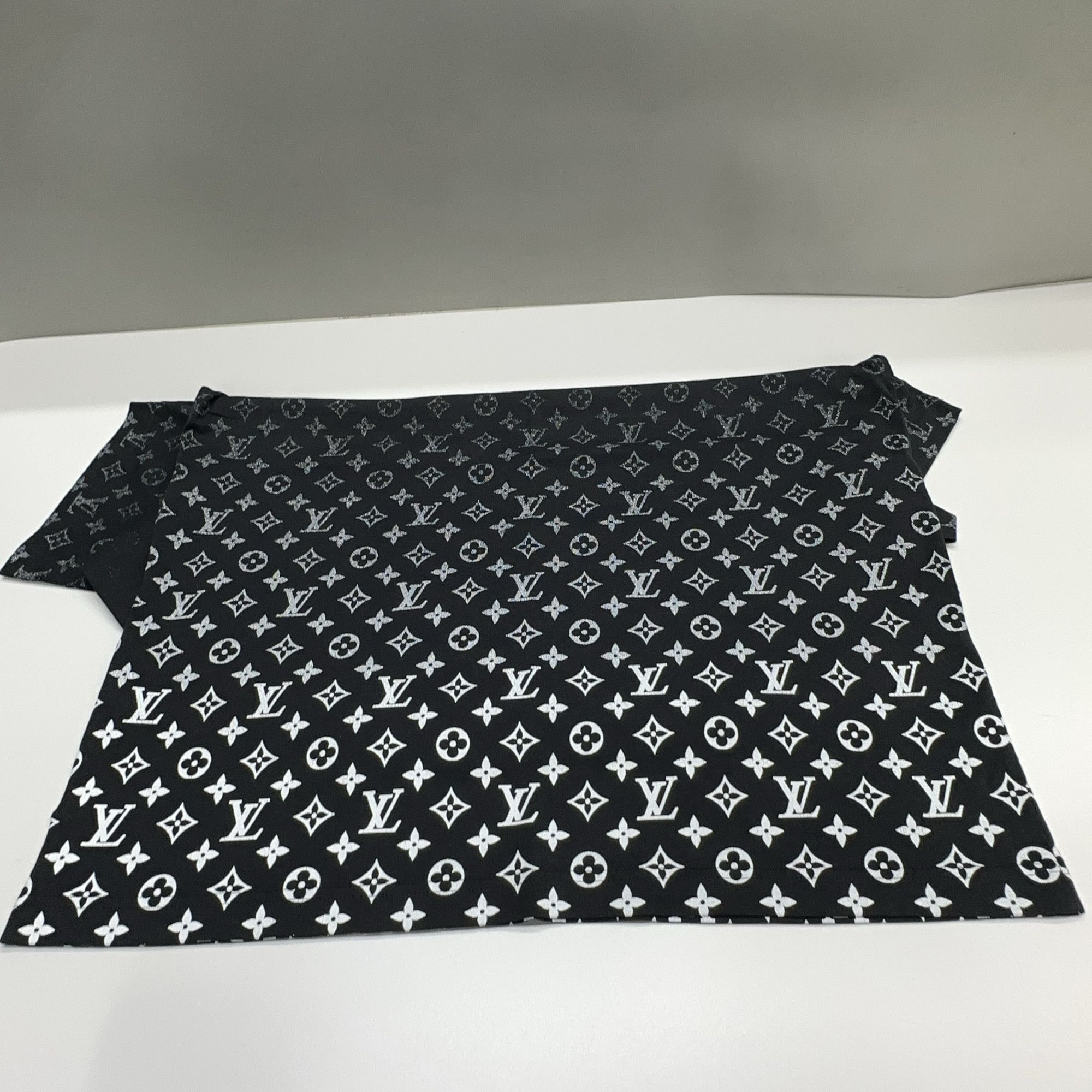 Louis Vuitton Louis Vuitton Monogram Fade T-Shirt Size XL Size US XL / EU 56 / 4 - 12 Thumbnail