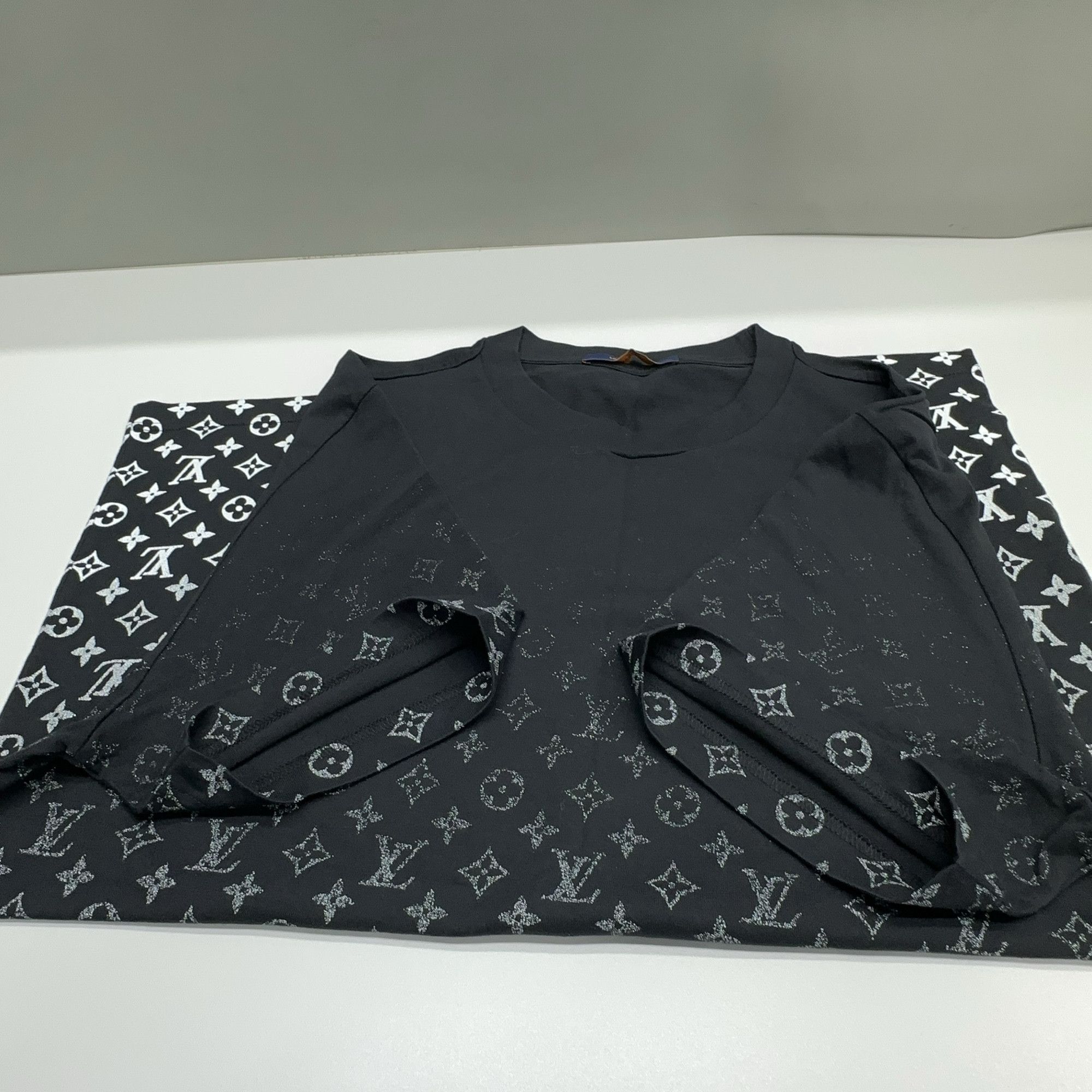 Louis Vuitton Louis Vuitton Monogram Fade T-Shirt Size XL Size US XL / EU 56 / 4 - 10 Thumbnail