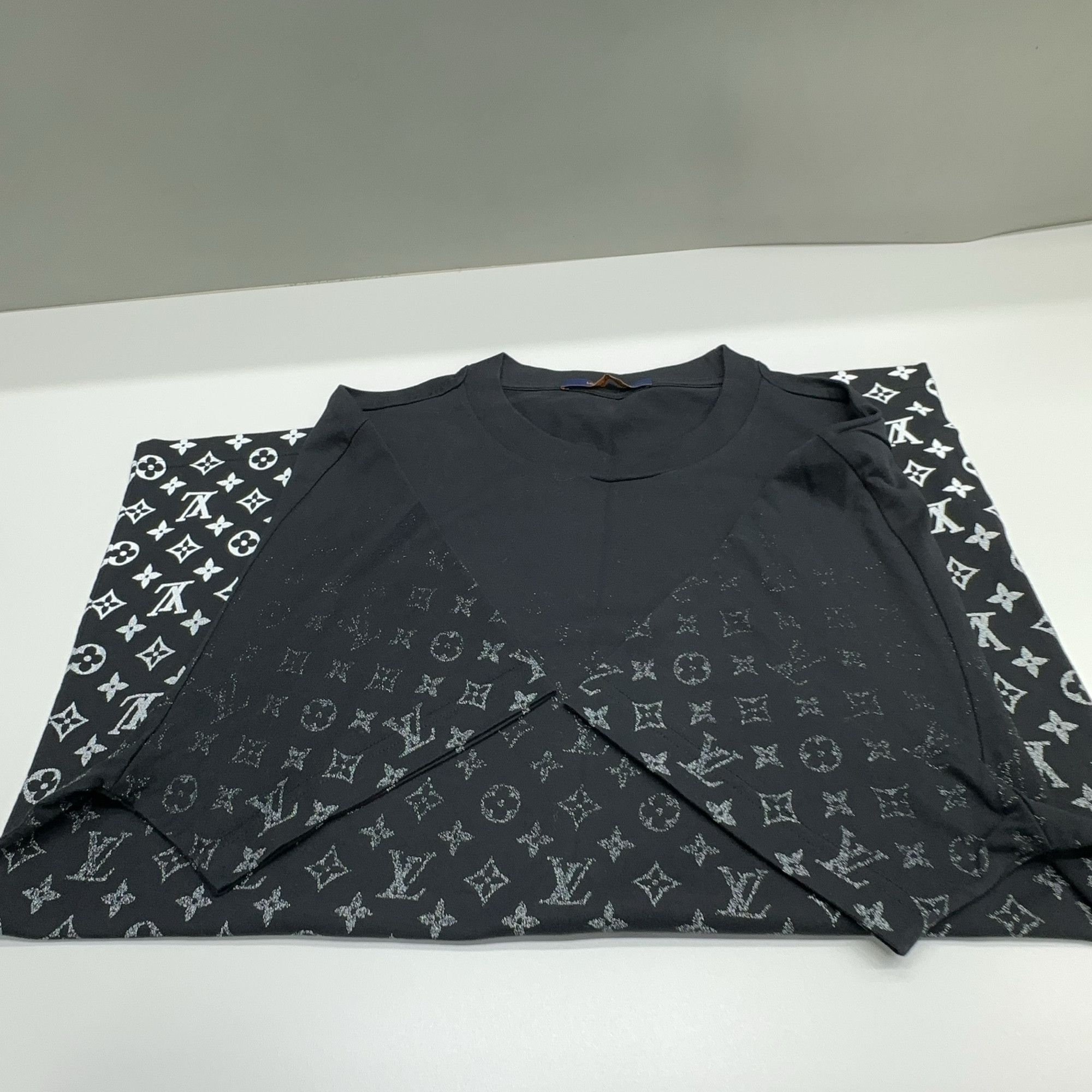 Louis Vuitton Louis Vuitton Monogram Fade T-Shirt Size XL Size US XL / EU 56 / 4 - 9 Thumbnail