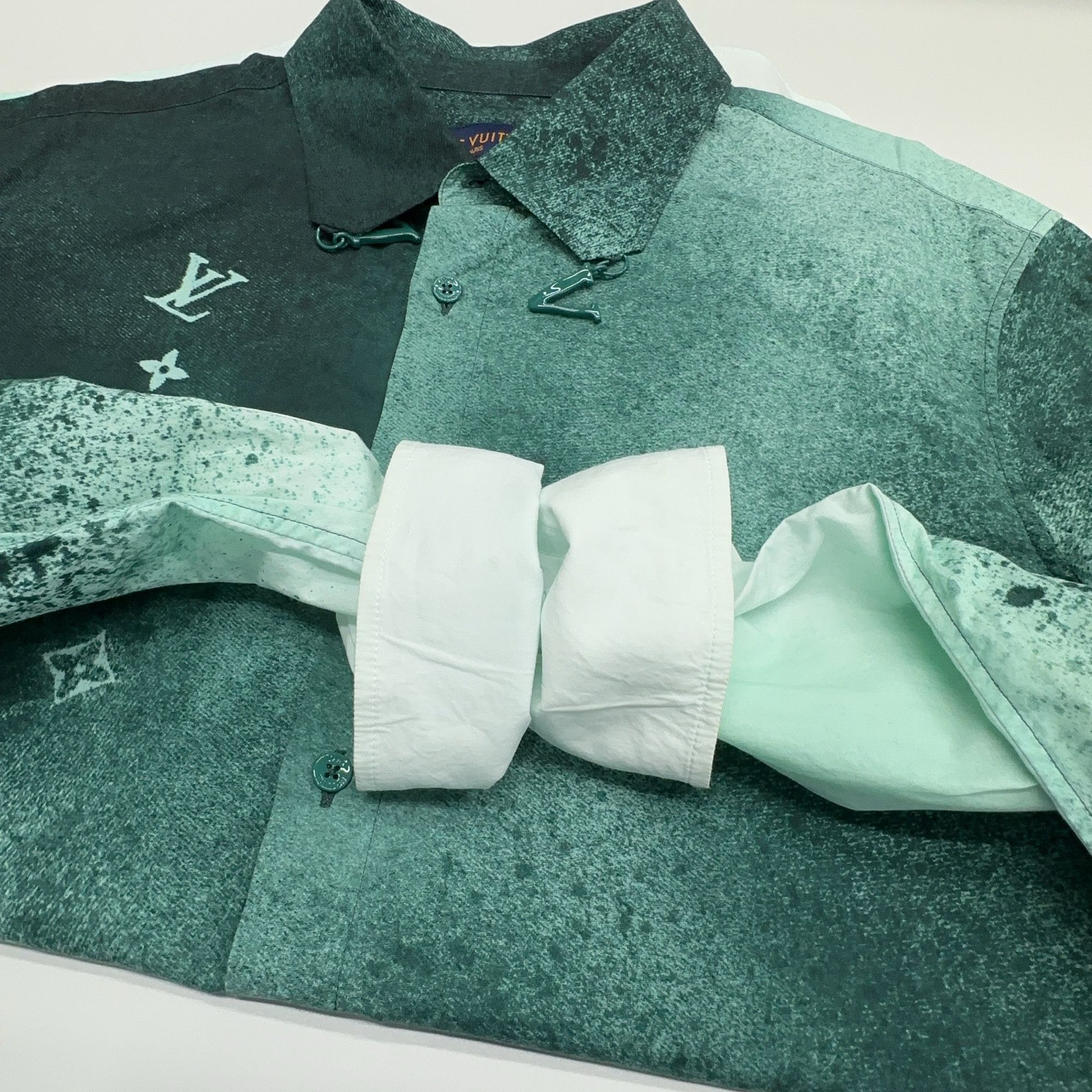 Louis Vuitton Louis Vuitton Gradient Monogram Button Up Shirt Size M Size US M / EU 48-50 / 2 - 9 Thumbnail