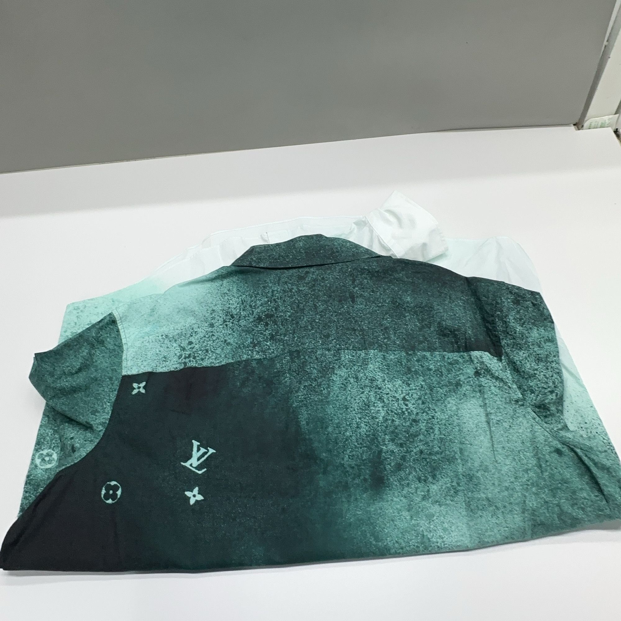 Louis Vuitton Louis Vuitton Gradient Monogram Button Up Shirt Size M Size US M / EU 48-50 / 2 - 10 Thumbnail