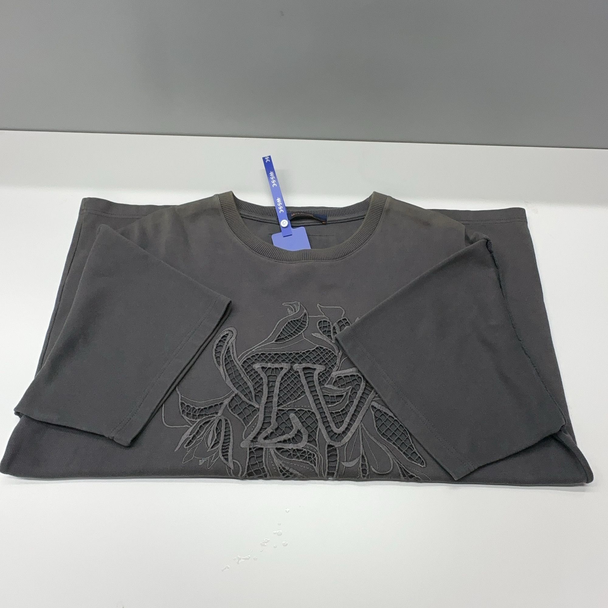 Louis Vuitton Louis Vuitton Lace Embroidery T-Shirt Size XL Size US XL / EU 56 / 4 - 14 Thumbnail