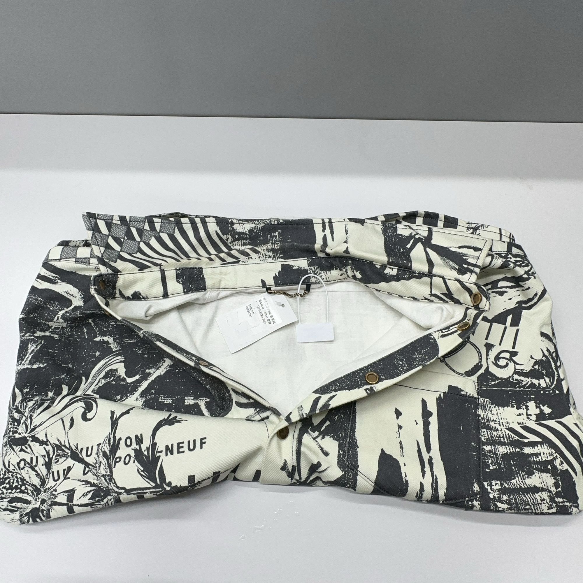 Louis Vuitton Louis Vuitton Graphic Print Short Sleeve Shirt Size L Size US L / EU 52-54 / 3 - 5 Thumbnail