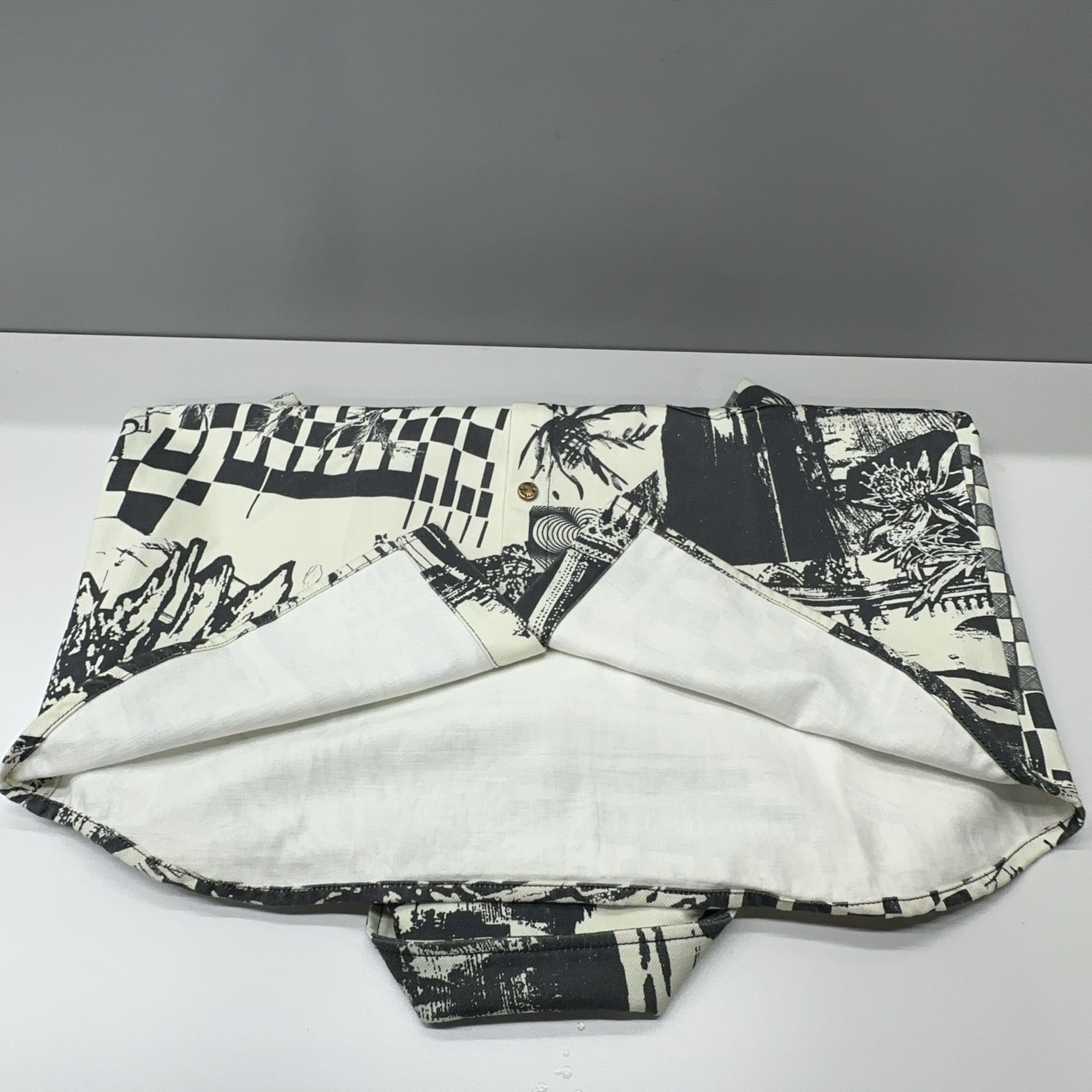 Louis Vuitton Louis Vuitton Graphic Print Short Sleeve Shirt Size L Size US L / EU 52-54 / 3 - 10 Thumbnail
