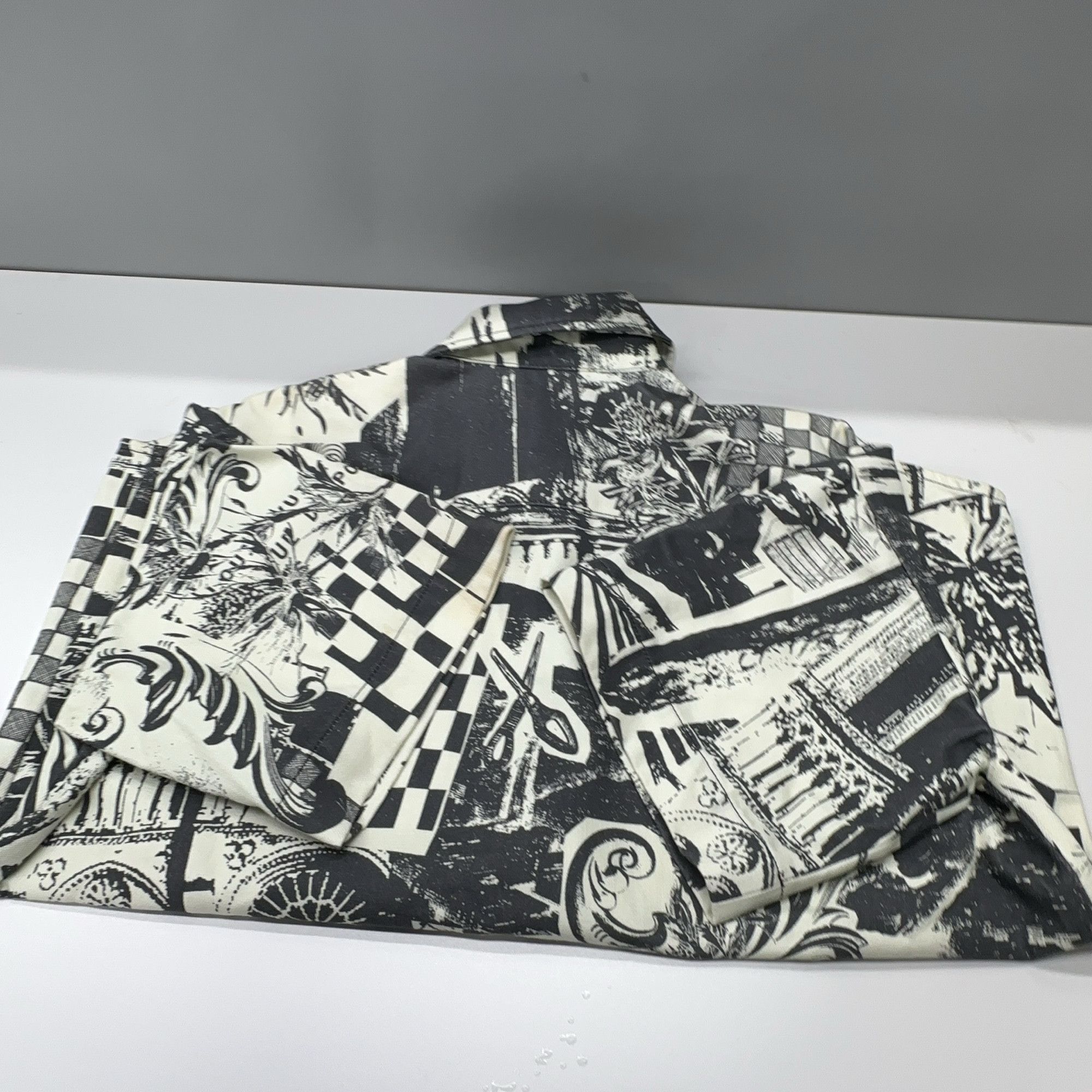 Louis Vuitton Louis Vuitton Graphic Print Short Sleeve Shirt Size L Size US L / EU 52-54 / 3 - 12 Thumbnail