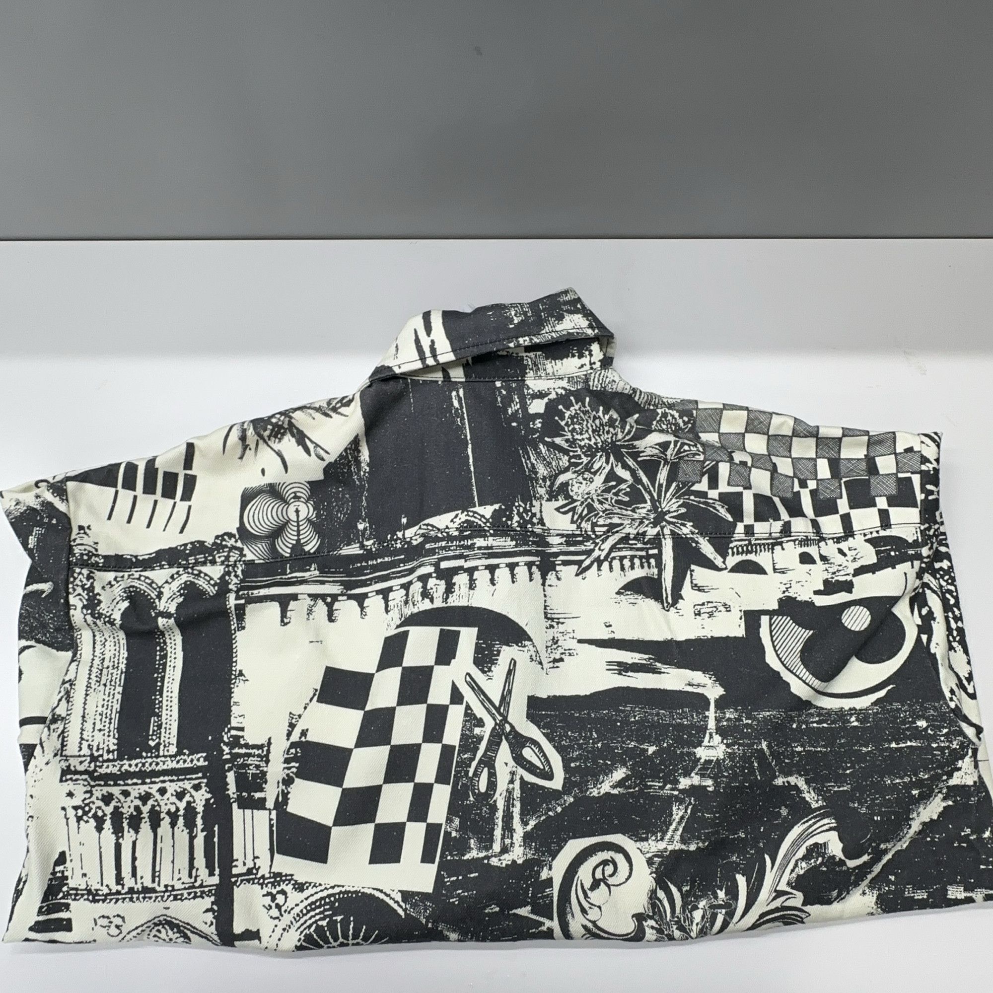 Louis Vuitton Louis Vuitton Graphic Print Short Sleeve Shirt Size L Size US L / EU 52-54 / 3 - 11 Thumbnail