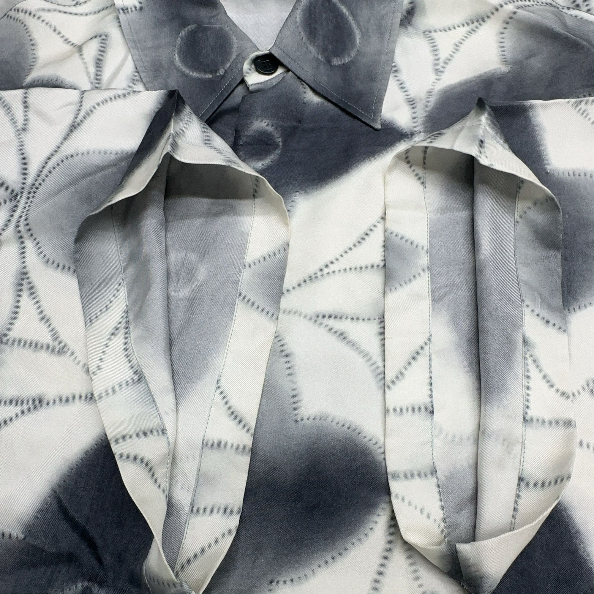 Louis Vuitton LOUIS VUITTON Monogram Silk Shirt Size L Size US L / EU 52-54 / 3 - 10 Thumbnail