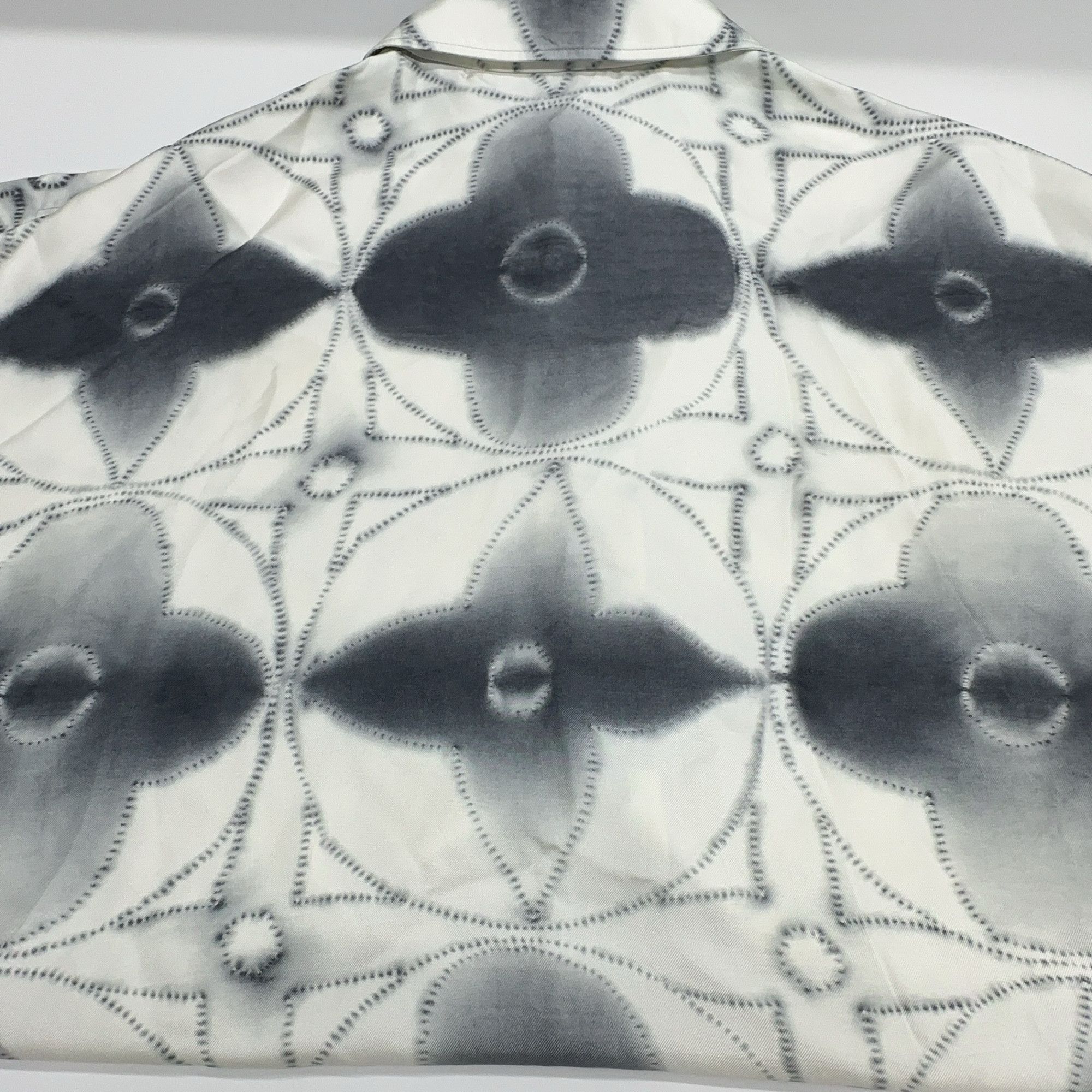 Louis Vuitton LOUIS VUITTON Monogram Silk Shirt Size L Size US L / EU 52-54 / 3 - 11 Thumbnail