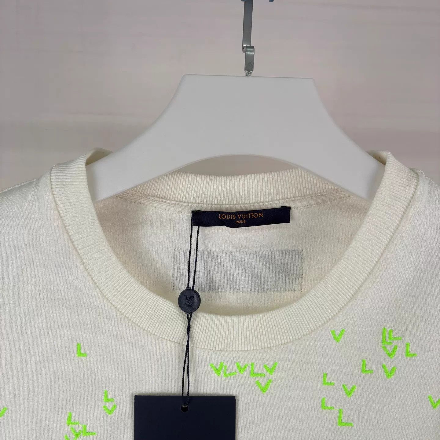 Louis Vuitton Embroidered White Tee with Green Plane Design Size US XL / EU 56 / 4 - 3 Thumbnail