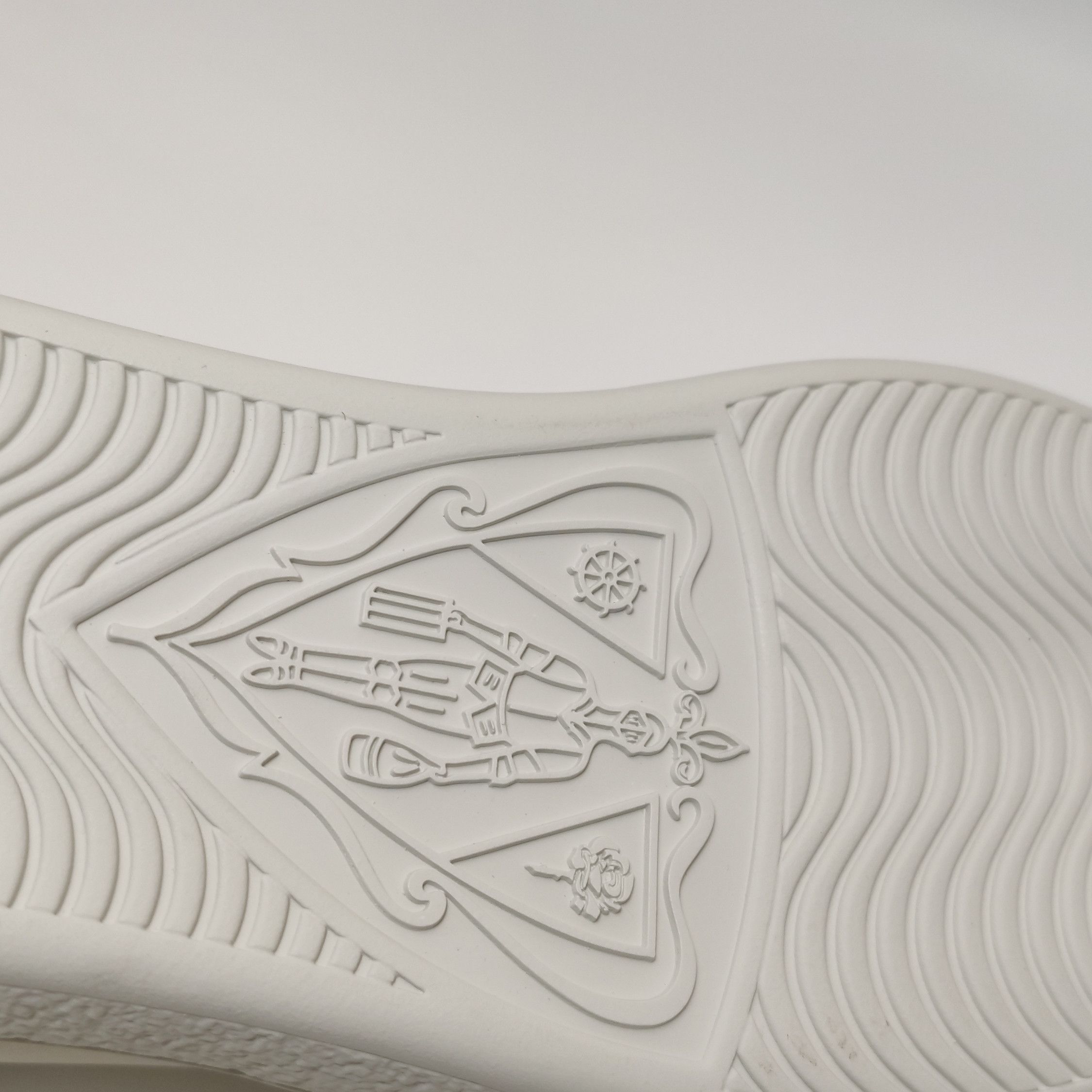 Gucci Gucci Women 7-5 Lowtop Sneakers Size US 7.5 / IT 37.5 - 8 Thumbnail