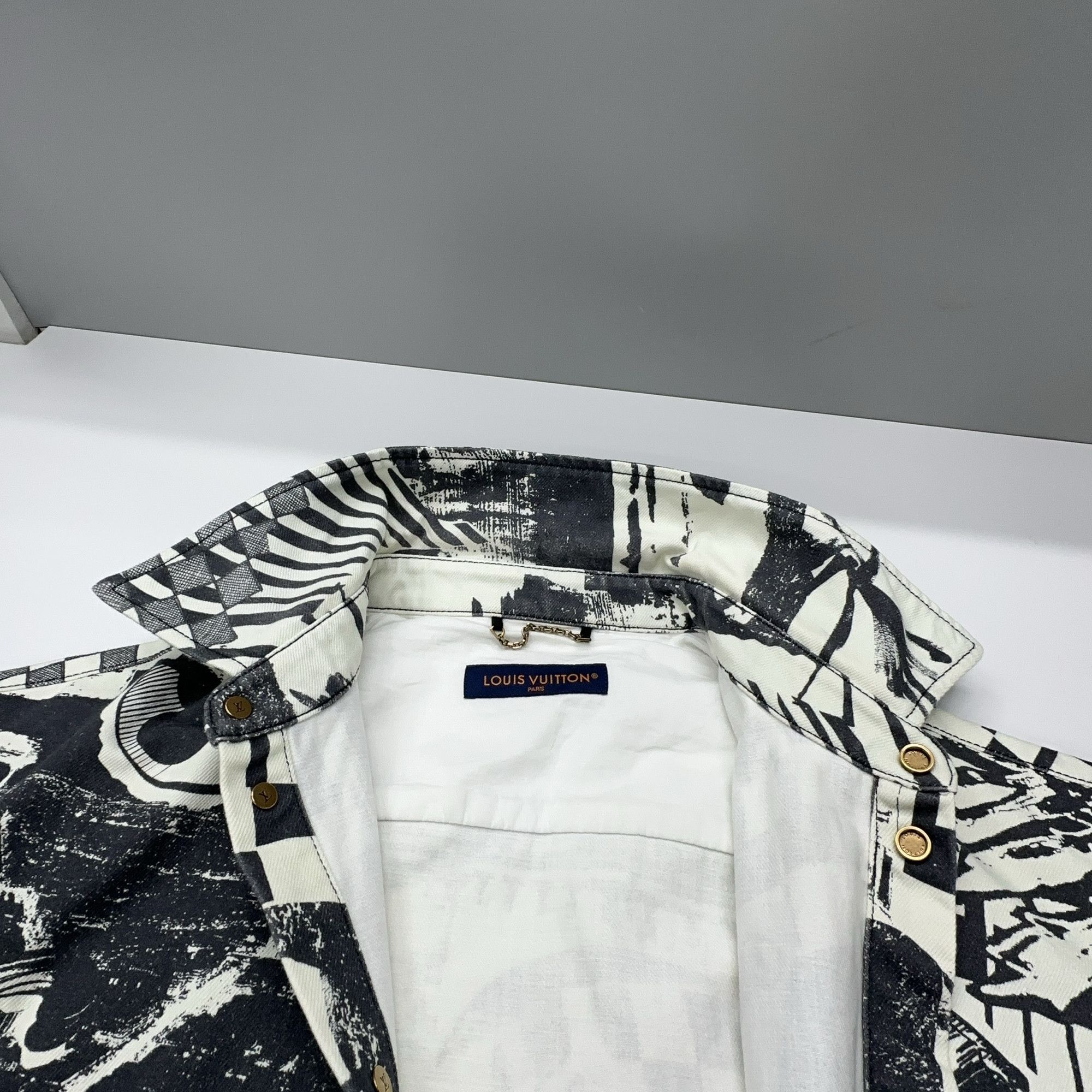 Louis Vuitton Louis Vuitton Graphic Print Button Up Shirt Size L Size US L / EU 52-54 / 3 - 5 Thumbnail