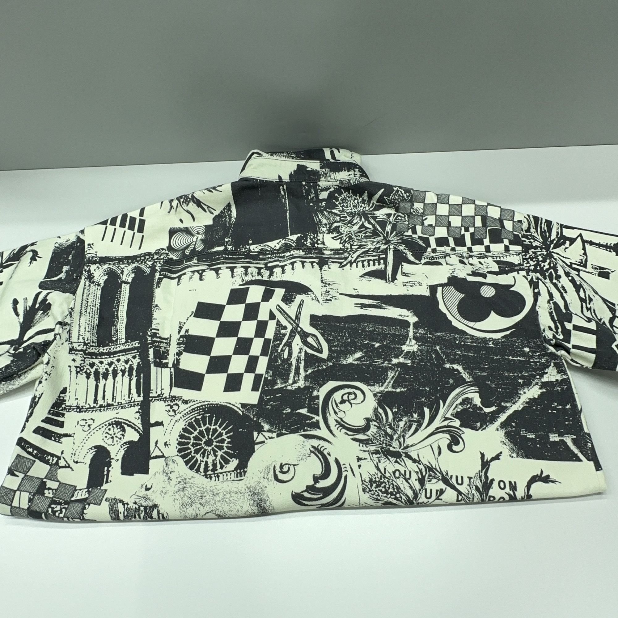 Louis Vuitton Louis Vuitton Graphic Print Button Up Shirt Size L Size US L / EU 52-54 / 3 - 11 Thumbnail