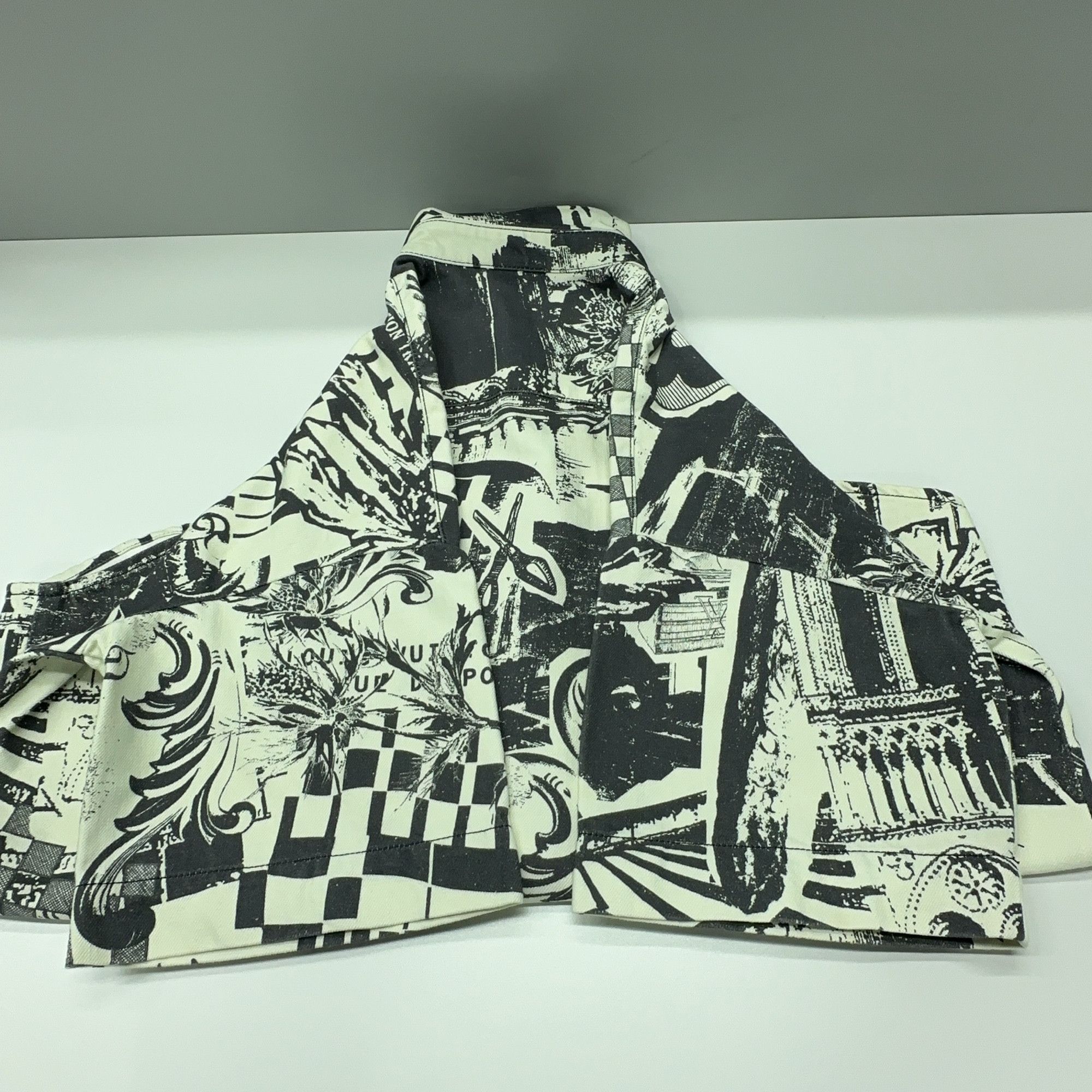 Louis Vuitton Louis Vuitton Graphic Print Button Up Shirt Size L Size US L / EU 52-54 / 3 - 12 Thumbnail