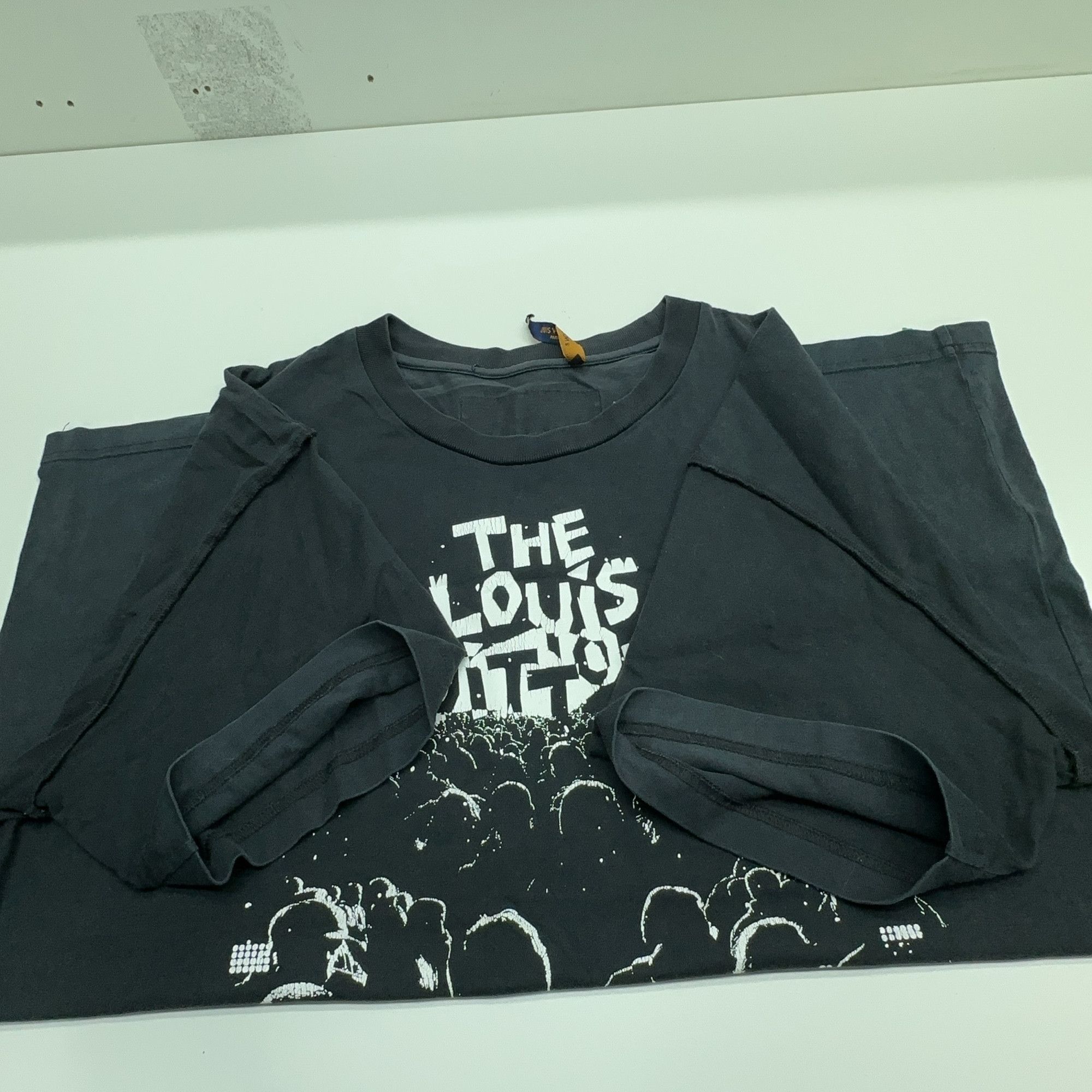 Louis Vuitton Louis Vuitton Graphic Logo T-Shirt Size XL Size US XL / EU 56 / 4 - 9 Thumbnail
