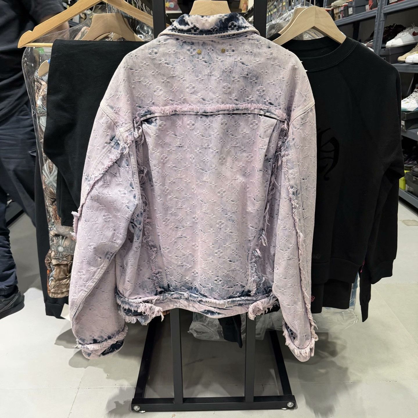 Louis Vuitton Louis Vuitton Monogram Frayed Denim Jacket Size M Size US M / EU 48-50 / 2 - 3 Thumbnail