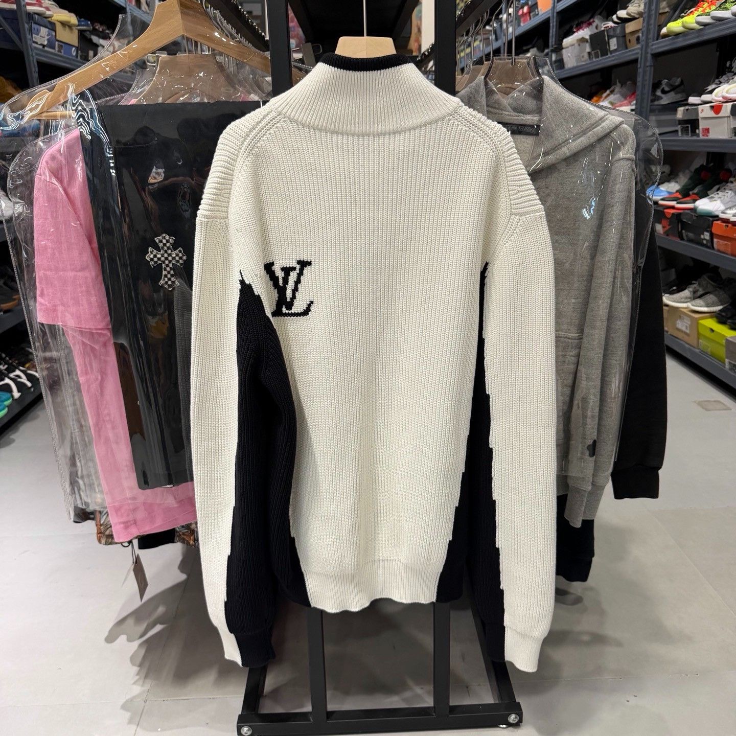 Louis Vuitton Louis Vuitton Logo Half Zip Sweater Size L Size US L / EU 52-54 / 3 - 3 Thumbnail