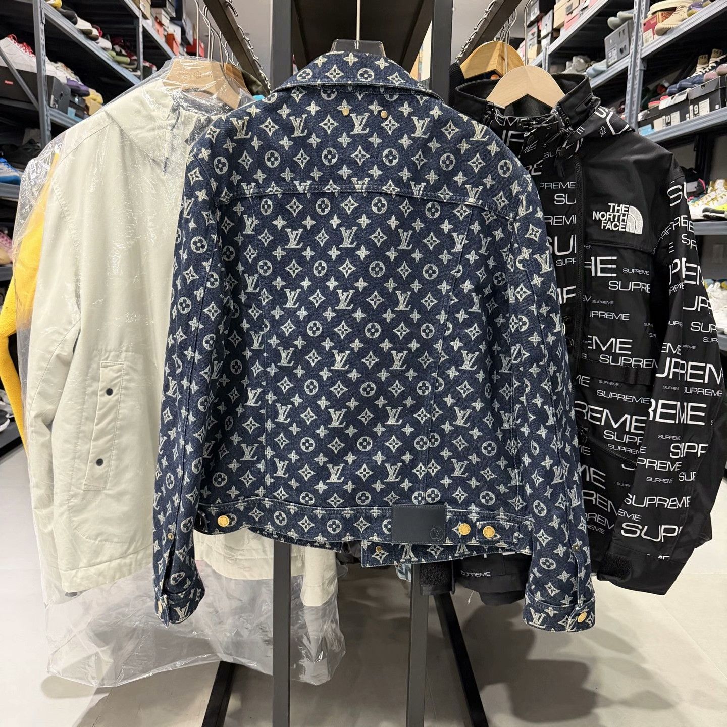 Louis Vuitton Louis Vuitton Monogram Denim Jacket Size M Size US M / EU 48-50 / 2 - 3 Thumbnail