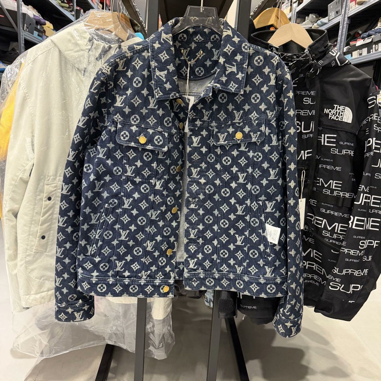 Louis Vuitton Louis Vuitton Monogram Denim Jacket Size M Size US M / EU 48-50 / 2 - 2 Thumbnail
