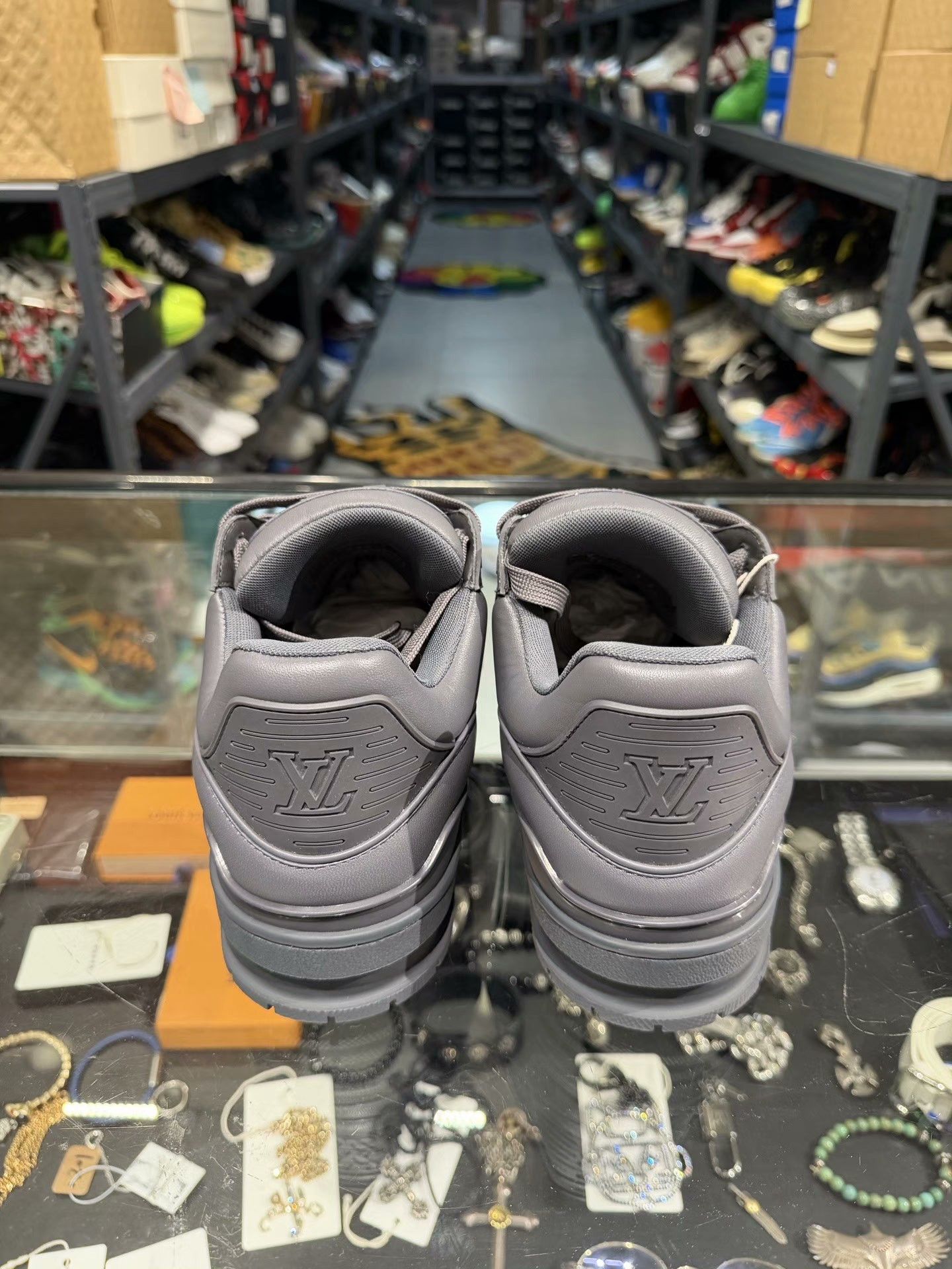 Louis Vuitton Louis Vuitton Trainer Low-Top Sneakers Size 9 Size US 9 / EU 42 - 4 Thumbnail