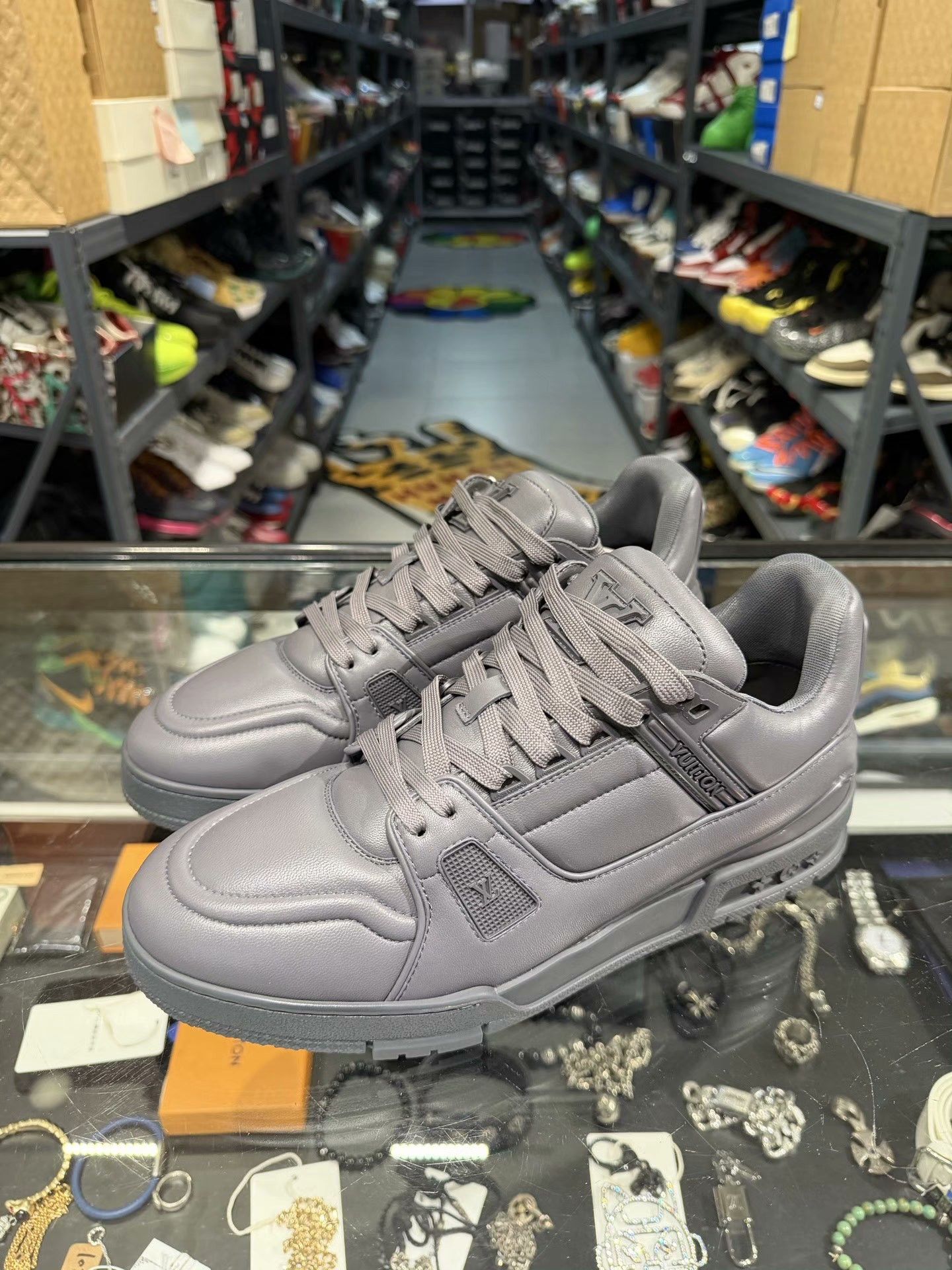 Louis Vuitton Louis Vuitton Trainer Low-Top Sneakers Size 9 Size US 9 / EU 42 - 2 Thumbnail