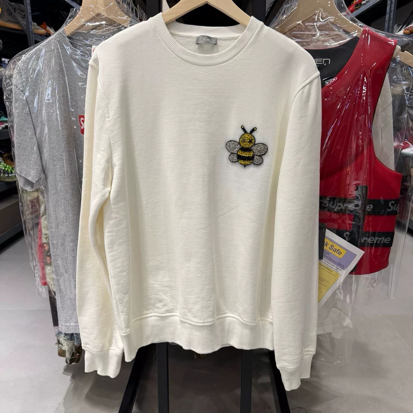 Dior Dior x Kaws Bee Sweatshirt Size M Size US M / EU 48-50 / 2 - 2 Thumbnail