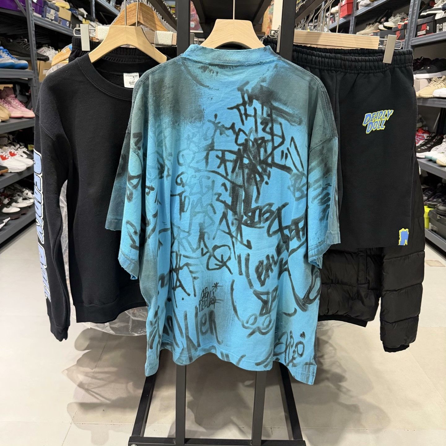Balenciaga Balenciaga Graffiti Print T-Shirt Size L Size US L / EU 52-54 / 3 - 3 Thumbnail