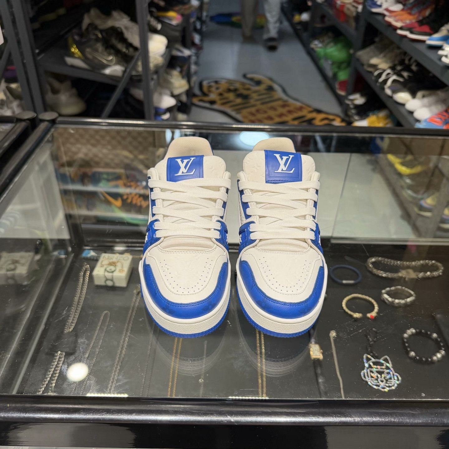 Louis Vuitton Louis Vuitton #54 Low-Top Sneakers Size 36.5 Size US 5.5 / IT 35.5 - 3 Thumbnail
