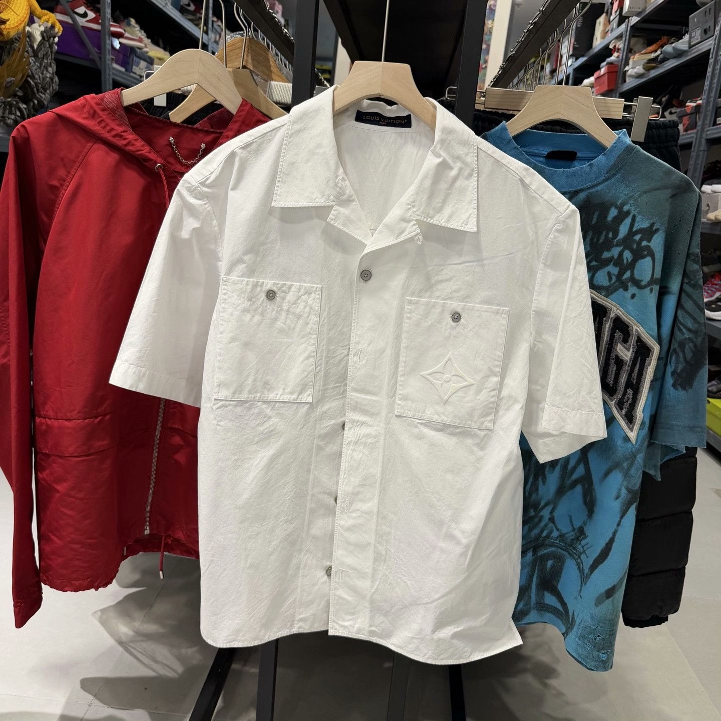 Louis Vuitton Louis Vuitton Embossed Flower Button Up Shirt Size L Size US L / EU 52-54 / 3 - 2 Thumbnail