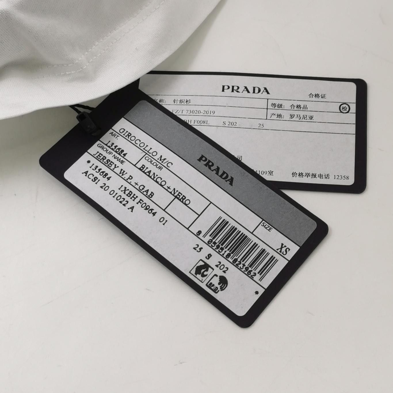 Prada Minimalist Logo T-Shirt in White Size US XS / EU 42 / 0 - 4 Thumbnail