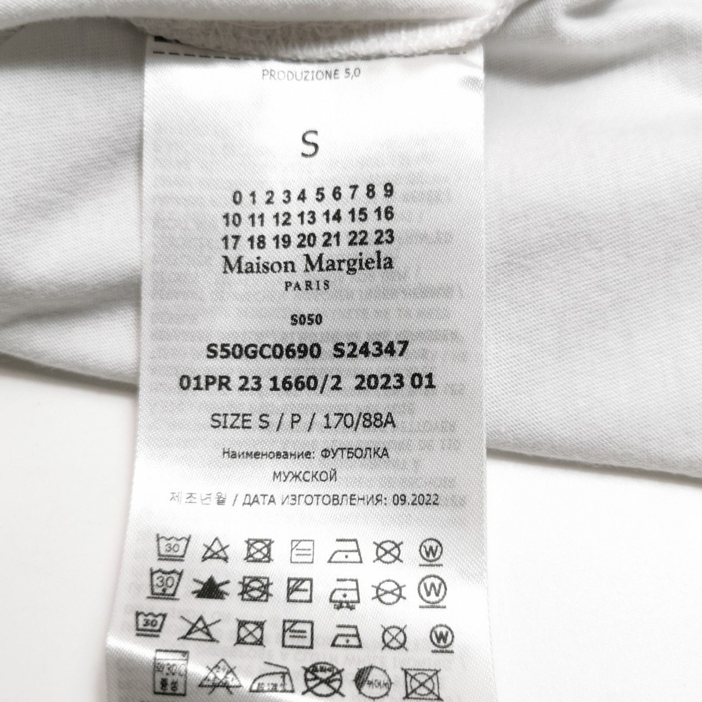 Maison Margiela Minimalist Organic Cotton T-Shirt in White Size US S / EU 44-46 / 1 - 6 Thumbnail