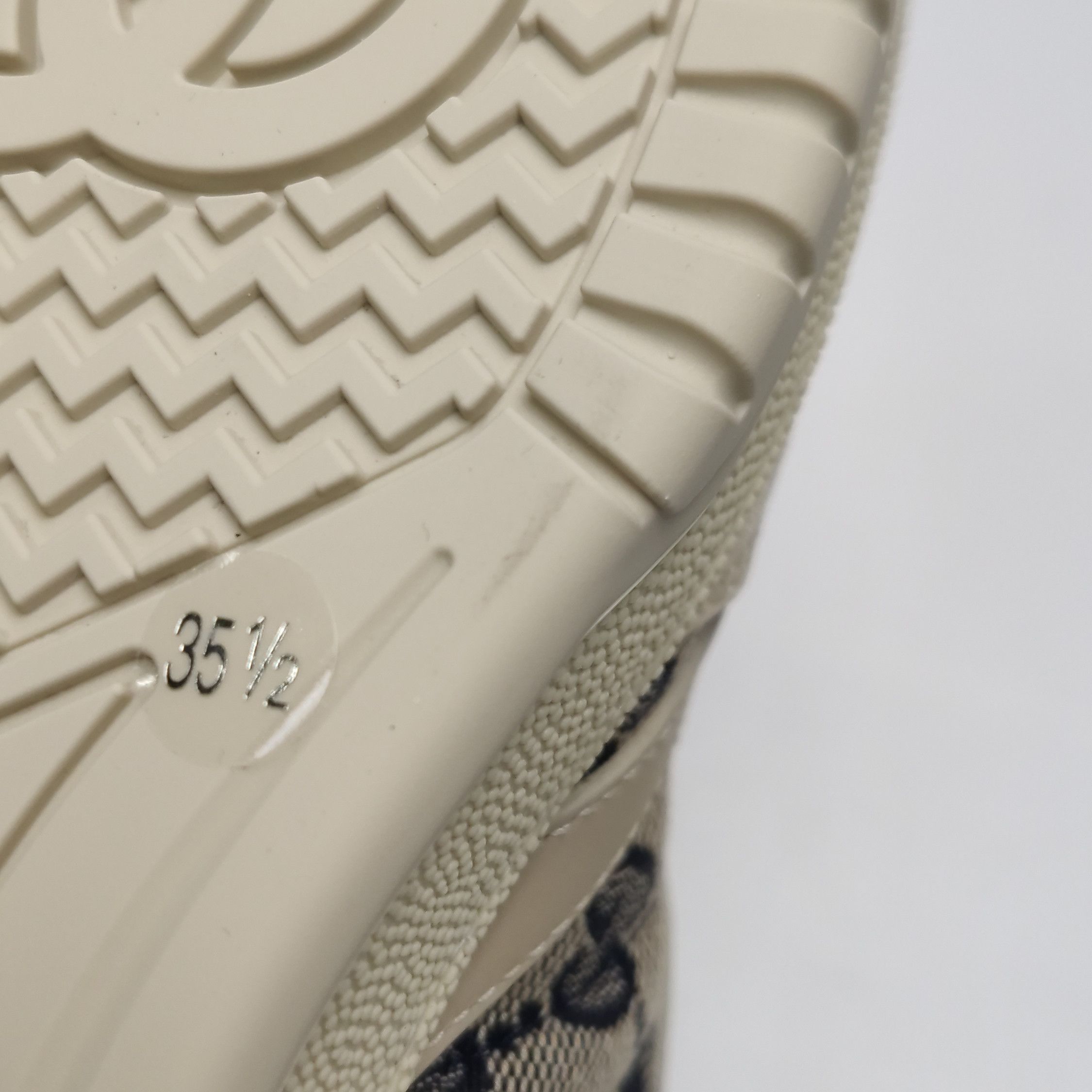 Gucci Gucci Women 5 Lowtop Sneakers Size US 5 / IT 35 - 10 Thumbnail