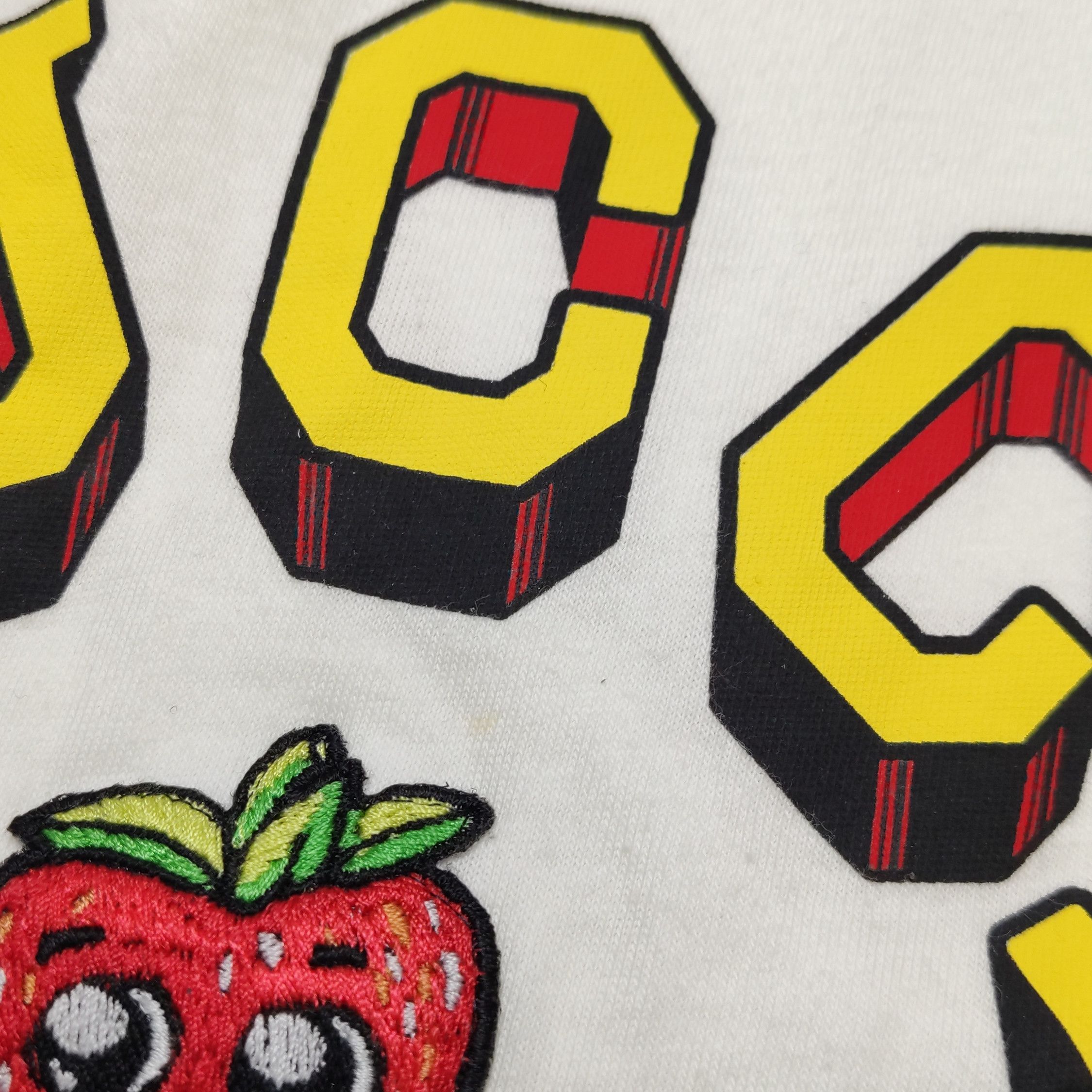 Gucci Strawberry Logo T-Shirt in White Size US L / EU 52-54 / 3 - 9 Thumbnail