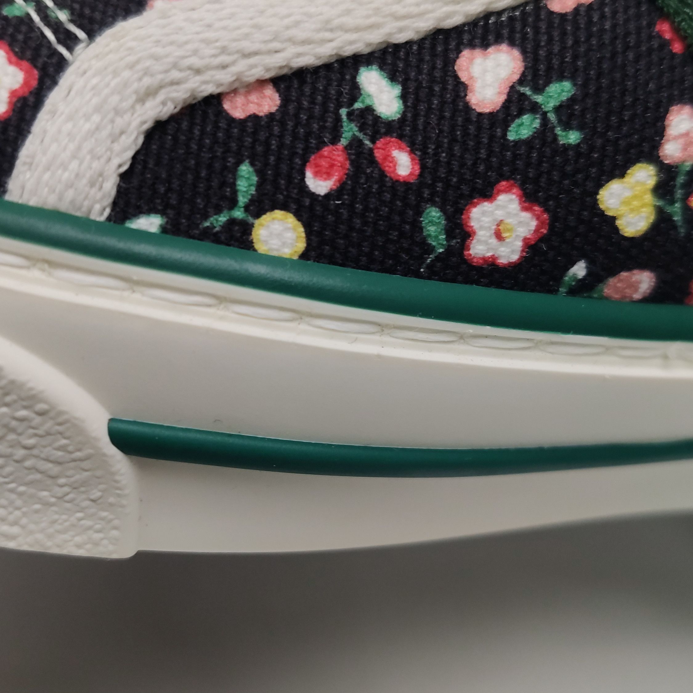 Gucci Gucci Women 7-5 Lowtop Sneakers Size US 7.5 / IT 37.5 - 7 Thumbnail