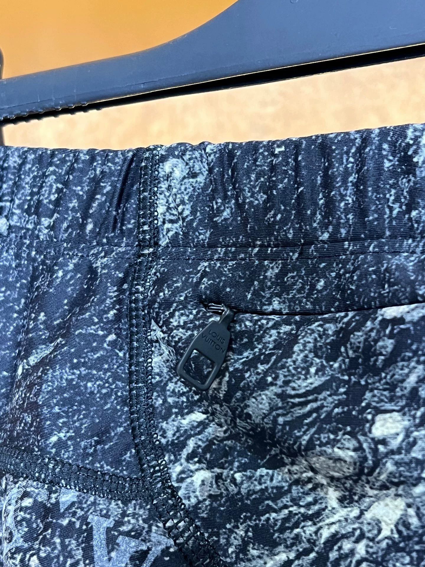 Louis Vuitton Louis Vuitton Monogram Leggings Size 25" / US 0 / IT 36 - 4 Thumbnail