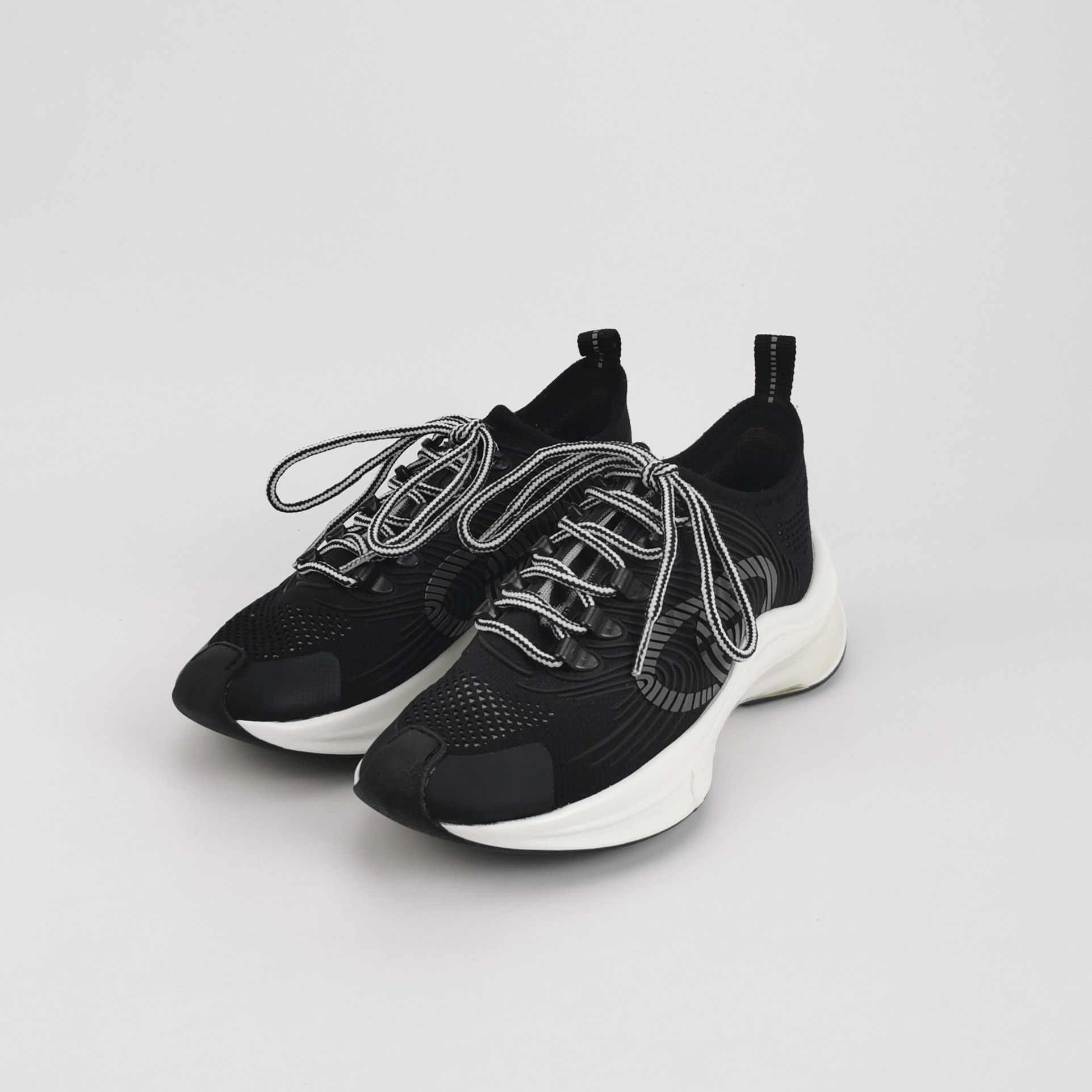 Gucci Gucci Women 5 Lowtop Sneakers Size US 5 / IT 35 - 2 Thumbnail