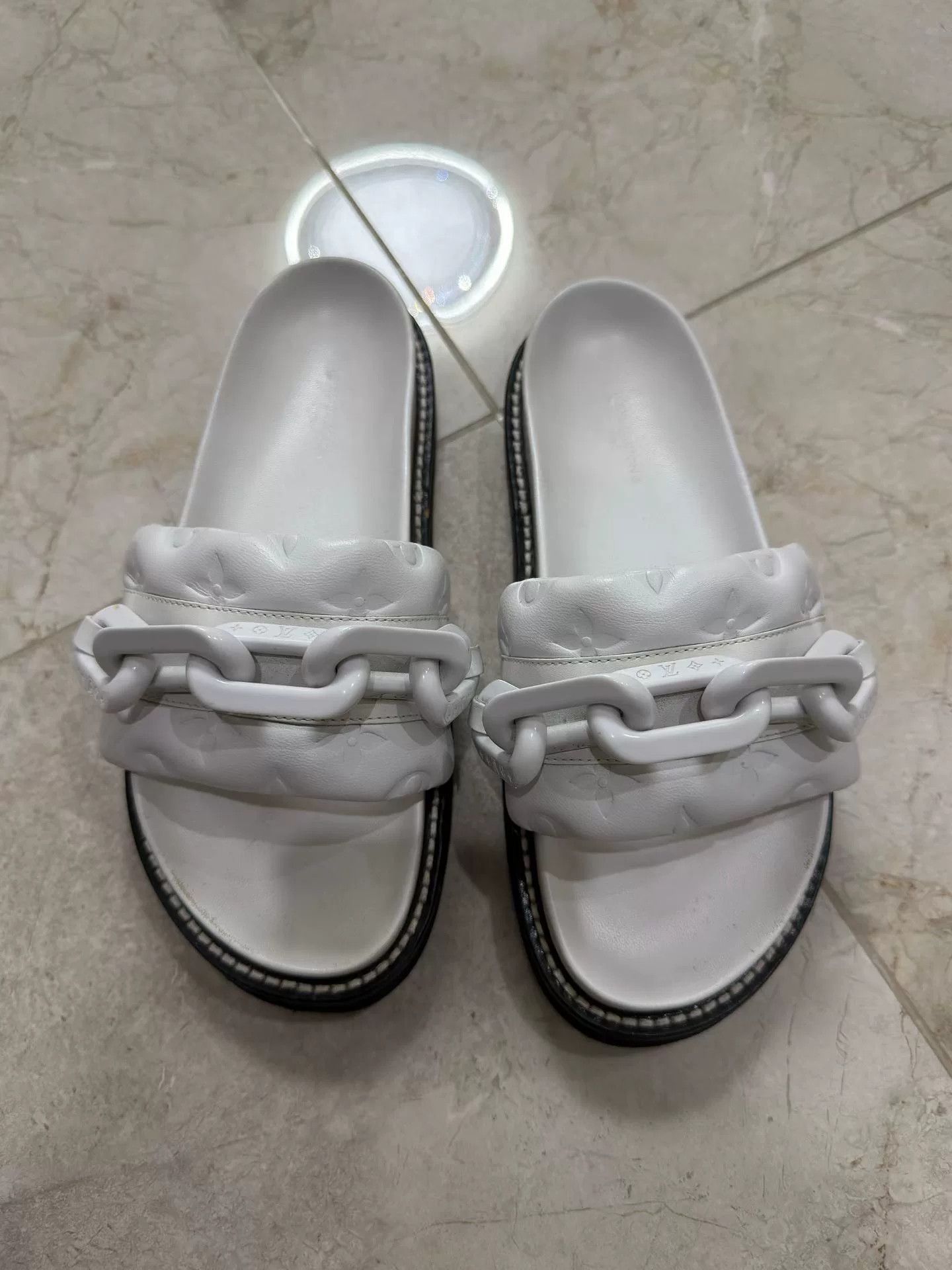 Louis Vuitton Louis Vuitton White Chain Slippers Size US 6 / IT 36 - 2 Thumbnail